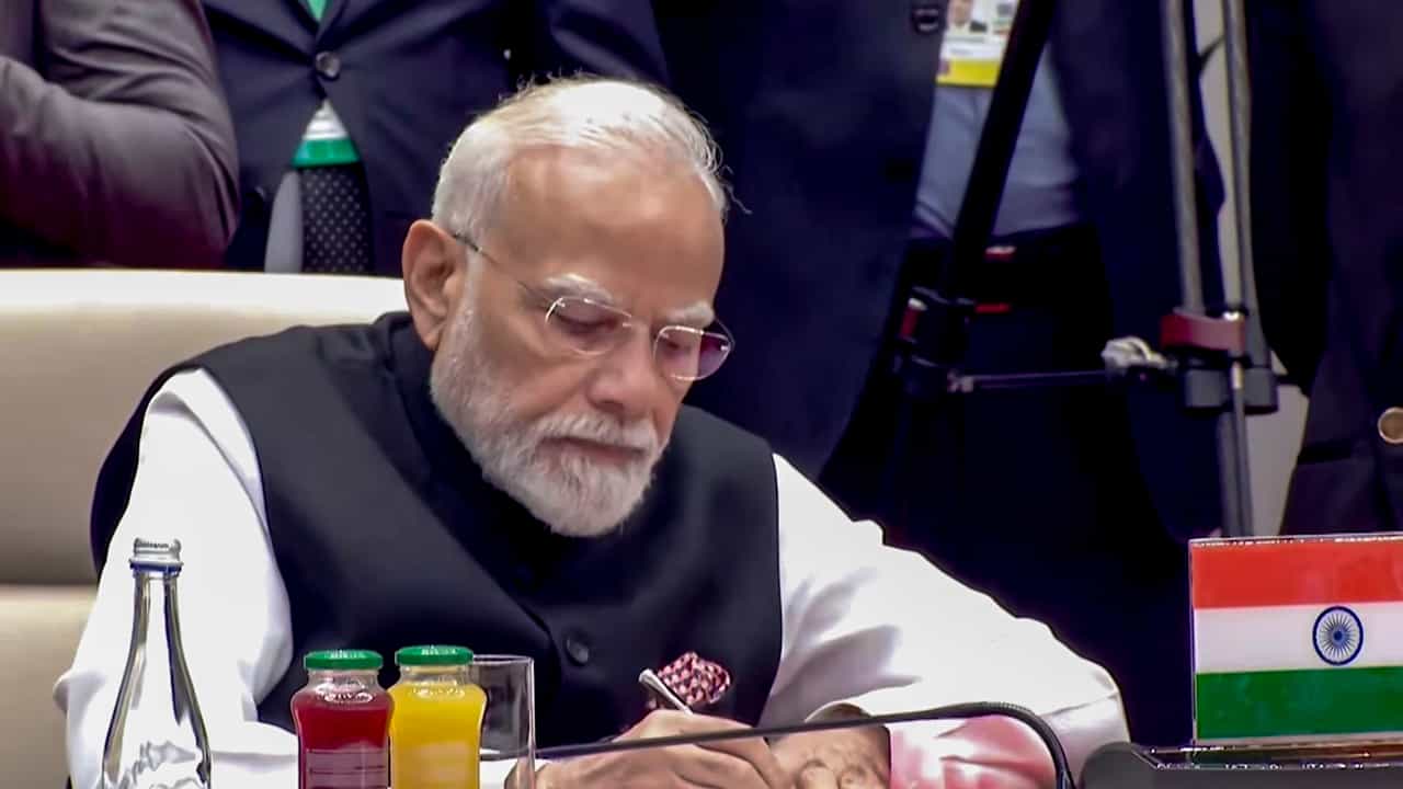 PM Modi’s SCO Summit Speech: ഭീകരവാദത്തിനും ഇരട്ടത്താപ്പിനും എതിരെ കർശന നിലപാട്; എസ്സിഒ യോഗത്തില് നിലപാട് വ്യക്തമാക്കി പ്രധാനമന്ത്രി PM Modi’s SCO Summit Speech: ഭീകരവാദത്തിനും ഇരട്ടത്താപ്പിനും എതിരെ കർശന നിലപാട്; എസ്സിഒ യോഗത്തില് നിലപാട് വ്യക്തമാക്കി പ്രധാനമന്ത്രി