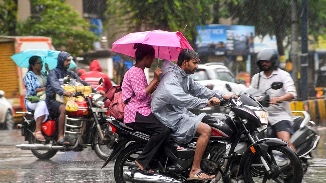 Kerala Rain Alert: ഇടിമിന്നലോട് കൂടിയ മഴ വരുന്നു; വിവിധ ജില്ലകളില് യെല്ലോ അലര്ട്ട്; ജാഗ്രതാ മുന്നറിയിപ്പ് Kerala Rain Alert: ഇടിമിന്നലോട് കൂടിയ മഴ വരുന്നു; വിവിധ ജില്ലകളില് യെല്ലോ അലര്ട്ട്; ജാഗ്രതാ മുന്നറിയിപ്പ്