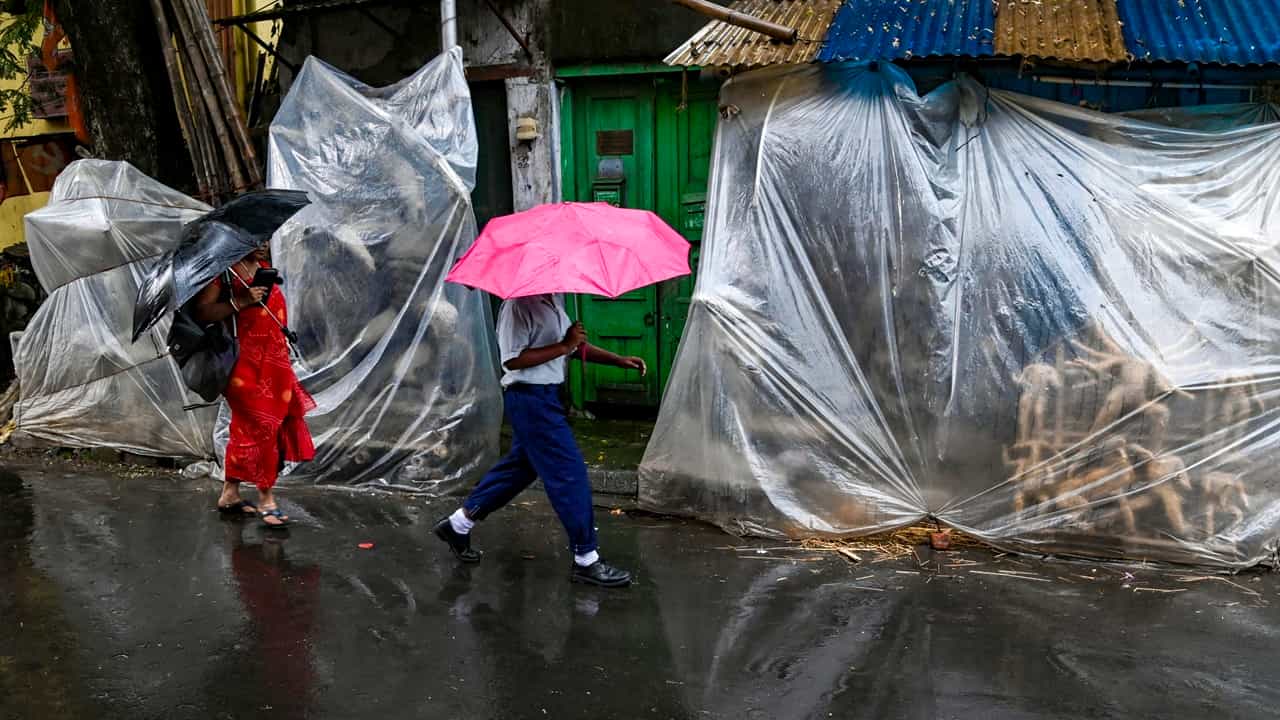 ബംഗാൾ ഉൾക്കടലിൽ തീവ്രന്യൂനമർദ്ദം: വിവിധ സംസ്ഥാനങ്ങള്ക്ക് ജാഗ്രതാ നിര്ദ്ദേശം ബംഗാൾ ഉൾക്കടലിൽ തീവ്രന്യൂനമർദ്ദം: വിവിധ സംസ്ഥാനങ്ങള്ക്ക് ജാഗ്രതാ നിര്ദ്ദേശം