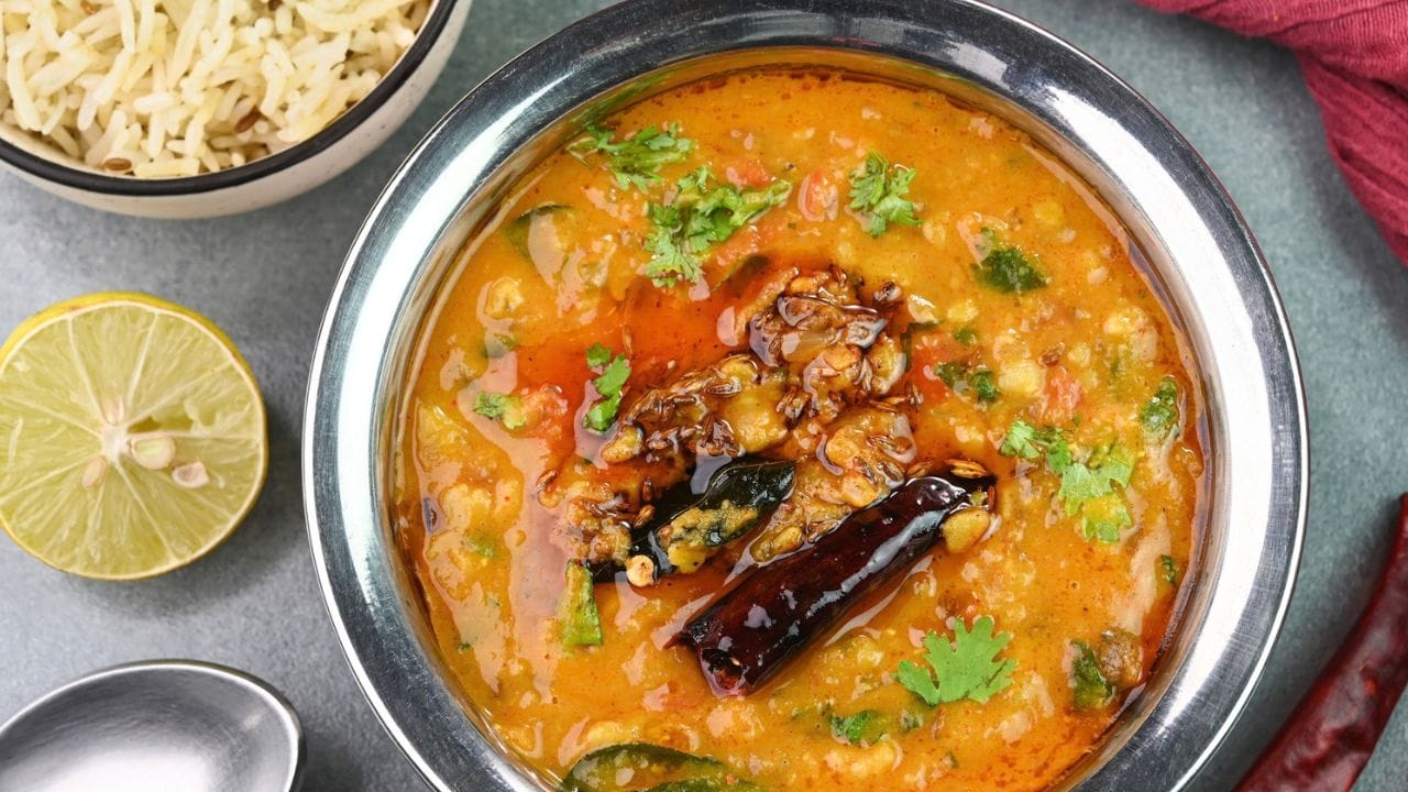 കറി തയ്യാറാക്കിയ ശേഷം അത് കുറച്ചു സമയം ഫ്രിഡ്ജിൽ മാറ്റിവെക്കുക. തണുപ്പ് തട്ടുമ്പോൾ അധികമുള്ള എണ്ണ മുകൾപ്പരപ്പിൽ പാട പോലെ ഉറഞ്ഞുകൂടും. ഒരു സ്പൂൺ ഉപയോഗിച്ച് ഇത് വളരെ എളുപ്പത്തിൽ നീക്കം ചെയ്യാം.