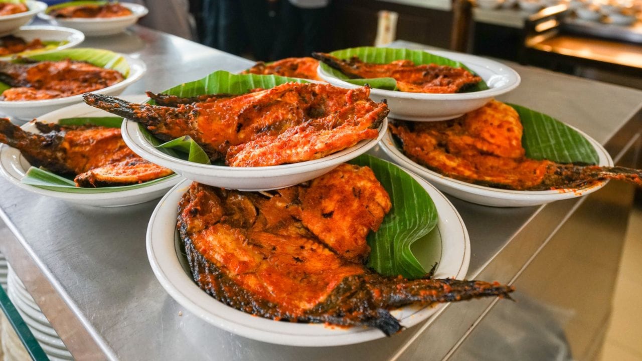 തയ്യാറാക്കിയ മസാല പേസ്റ്റ് മീനിന്റെ എല്ലാ ഭാഗത്തും വരഞ്ഞ വശങ്ങളിലും നന്നായി തേച്ചുപിടിപ്പിക്കുക. മസാല പുരട്ടിയ മീൻ കുറഞ്ഞത് 20 മുതൽ 30 മിനിറ്റ് വരെ മാറ്റി വെക്കുക. ഫ്രിഡ്ജിൽ വെച്ചാൽ മസാല കൂടുതൽ ഉറച്ചുനിൽക്കും. ഒരു പാനിലേക്ക് ആവശ്യത്തിന് വെളിച്ചെണ്ണ ഒഴിച്ച് ചൂടാകുമ്പോൾ കറിവേപ്പില വിതറി മീൻ കഷ്ണങ്ങൾ ഇടുക. മീഡിയം ഫ്ലേമിൽ വെച്ച് ഇരുവശവും നന്നായി മൊരിയിച്ചെടുക്കുക.