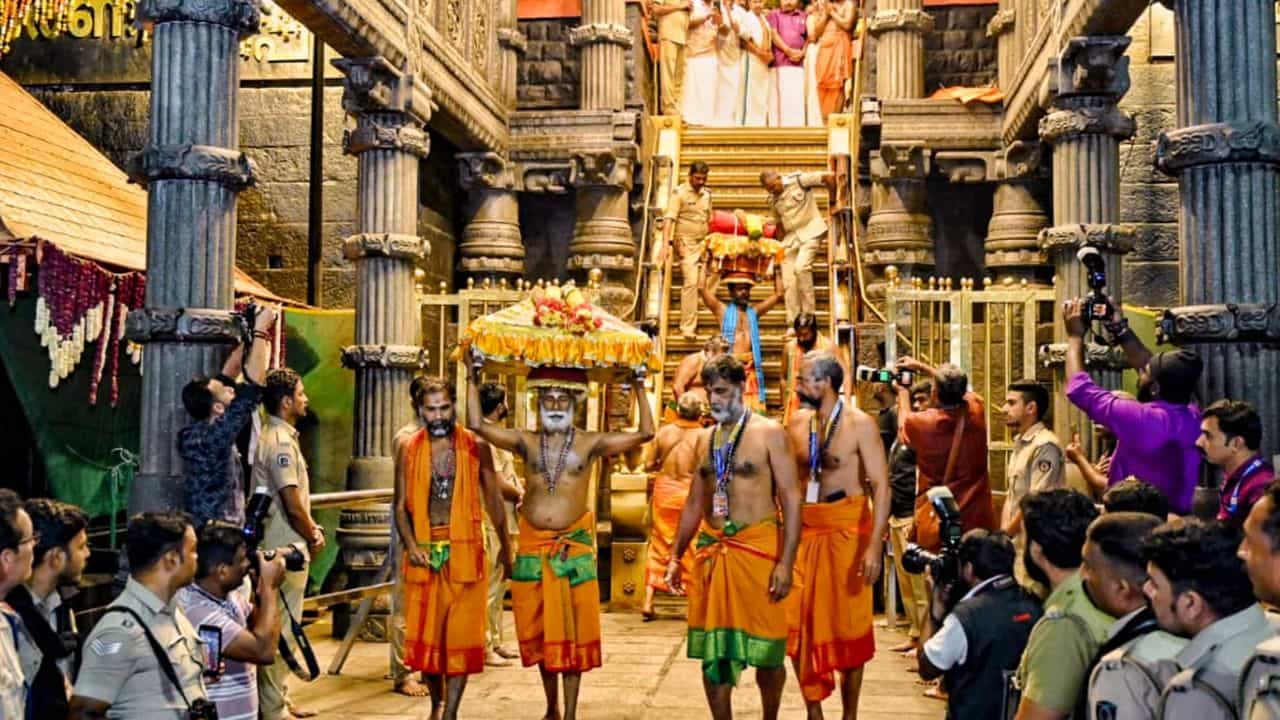 Sabarimala Crown: ശബരിമല സ്ട്രോങ് റൂമിൽ നിന്ന് സ്വർണക്കിരീടം കാണാതായി; നഷ്ടപ്പെട്ടത് 55 പവന് Sabarimala Crown: ശബരിമല സ്ട്രോങ് റൂമിൽ നിന്ന് സ്വർണക്കിരീടം കാണാതായി; നഷ്ടപ്പെട്ടത് 55 പവന്