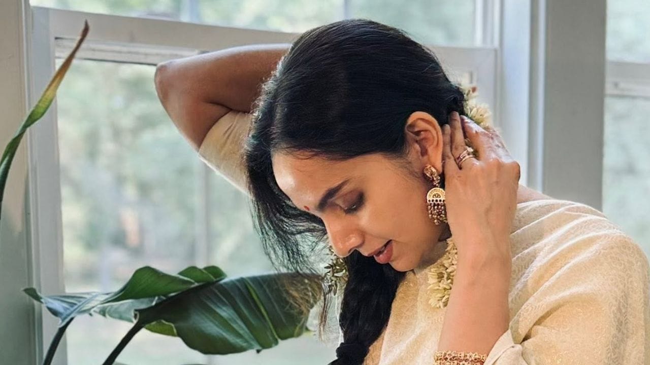 ഷഹീദ് അറാഫത്ത് സംവിധാനം ചെയ്യുന്ന പുതിയ സിനിമയിലെ പ്രധാന കഥാപാത്രമായാണ് സവൃതയുടെ മടങ്ങിവരവ്. സിനിമയുടെ പൂജ കഴിഞ്ഞദിവസം ഇടുക്കിയിൽ നടന്നിരുന്നു. തങ്കം എന്ന സിനിമയ്ക്ക് ശേഷം ഷഹീദ് ചെയ്യുന്ന അടുത്ത സിനിമയാണിത്.