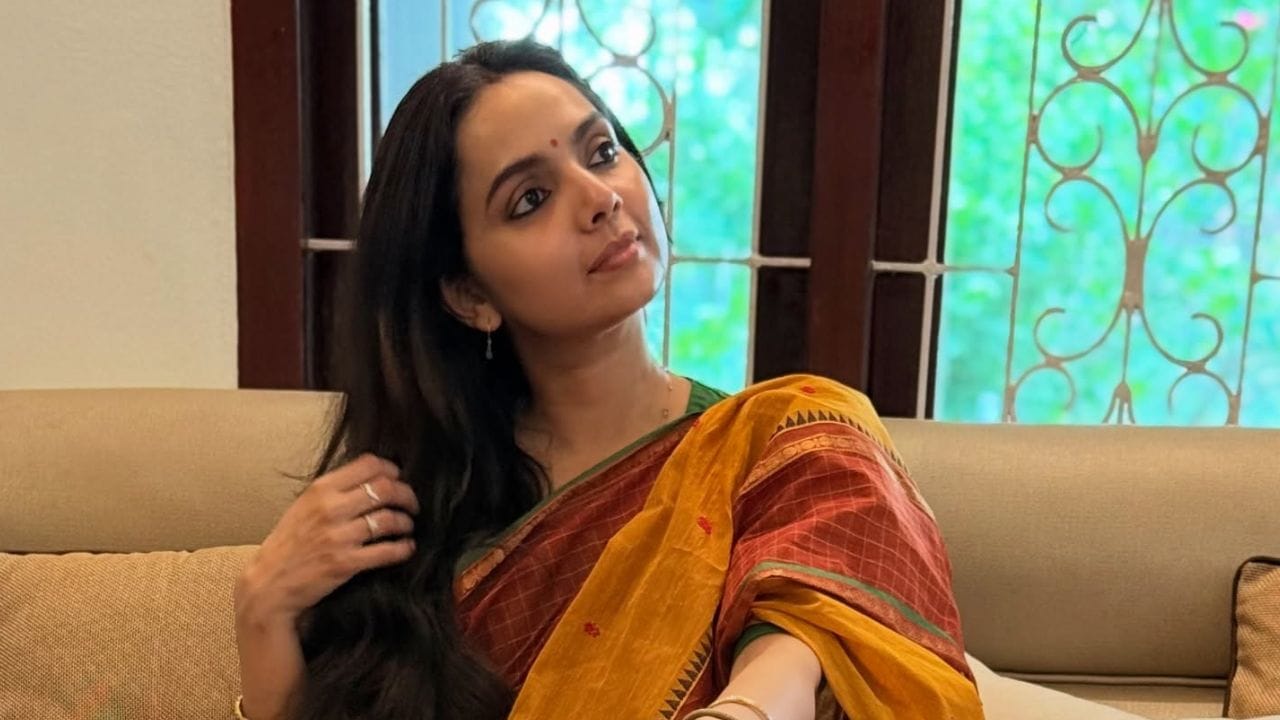 താൻ കഥകൾ കേൾക്കുന്നുണ്ടായിരുന്നു എന്നാൽ ഇപ്പോഴാണ് ചെയ്യണമെന്ന് തോന്നിയത് എന്ന് സിനിമയുടെ പൂജയ്ക്കുശേഷം ഓൺലൈൻ മാധ്യമങ്ങളോട് സംസാരിച്ച സംവൃത പറഞ്ഞു. രസികൻ എന്ന ദിലീപ് നായകനായ സിനിമയിലൂടെയാണ് സംവൃത മലയാളി പ്രേക്ഷകർക്ക് മുന്നിലേക്ക് എത്തുന്നത്.