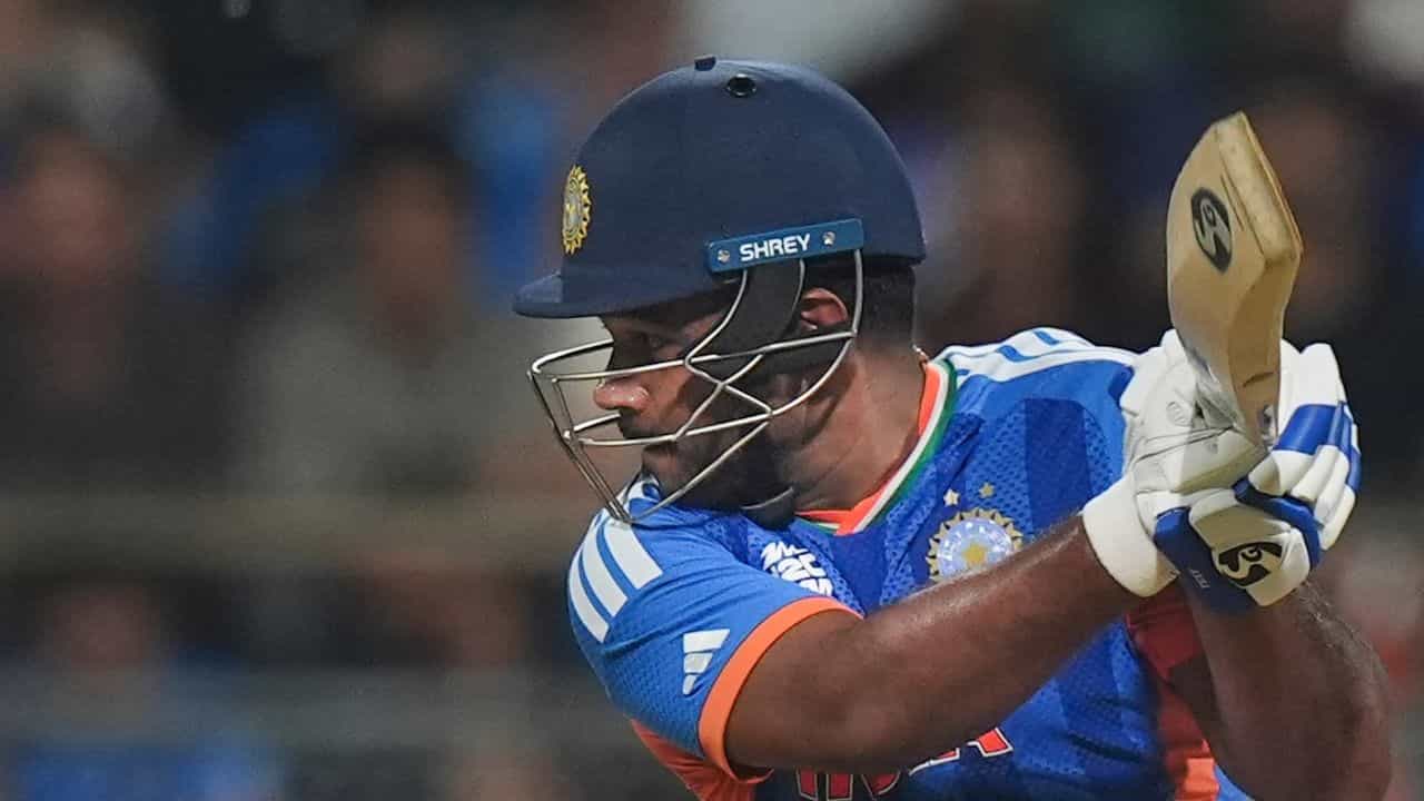 Sanju Samson: സഞ്ജുവിനെ ഇന്ത്യന് ടീമില് നിന്ന് ഒഴിവാക്കി; തന്റെ ഉറക്കം നഷ്ടപ്പെട്ടുവെന്ന് ഗംഭീര് Sanju Samson: സഞ്ജുവിനെ ഇന്ത്യന് ടീമില് നിന്ന് ഒഴിവാക്കി; തന്റെ ഉറക്കം നഷ്ടപ്പെട്ടുവെന്ന് ഗംഭീര്