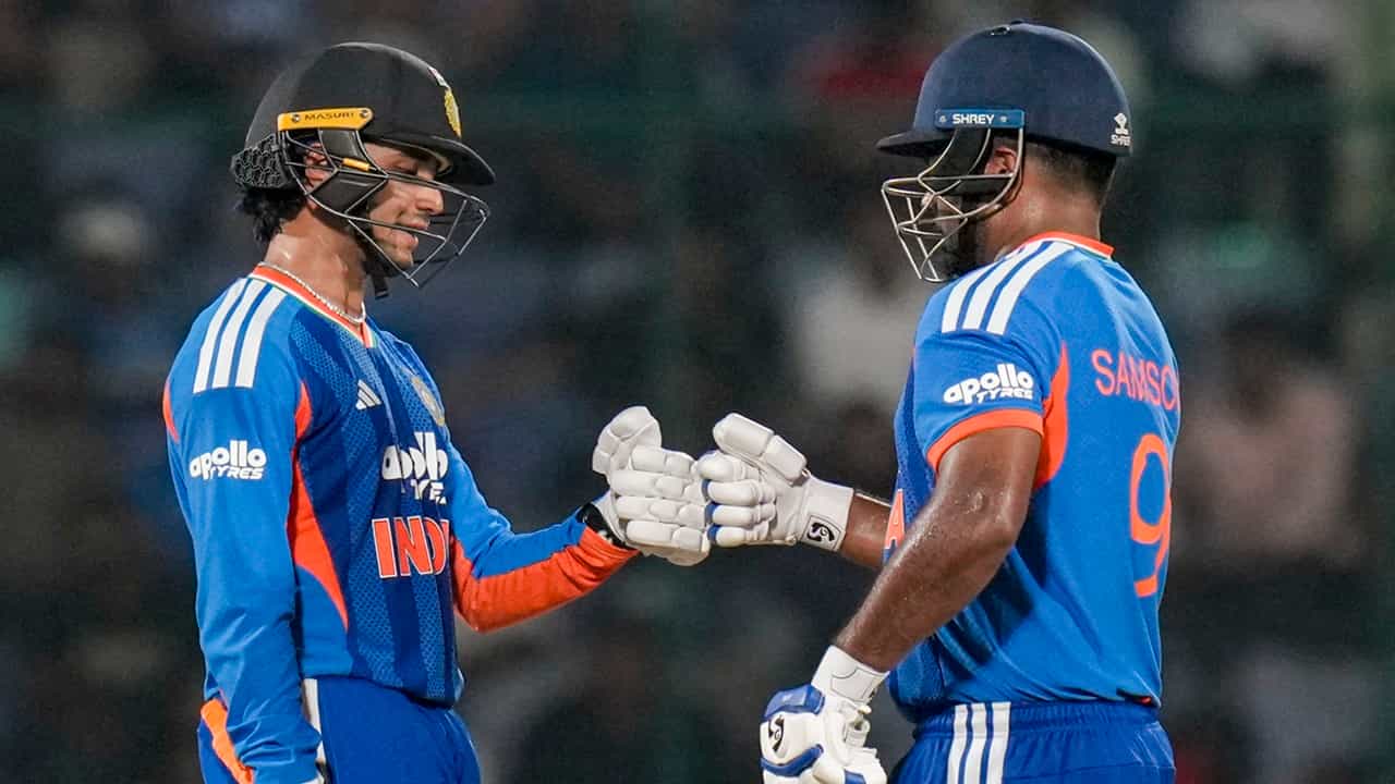 Sanju Samson: വൈഭവിന് വേണ്ടി ആരെ ഒഴിവാക്കും? സഞ്ജുവിനെയോ, അഭിഷേകിനെയോ? എയറില് കയറാനുറച്ച് ടീം മാനേജ്മെന്റ് Sanju Samson: വൈഭവിന് വേണ്ടി ആരെ ഒഴിവാക്കും? സഞ്ജുവിനെയോ, അഭിഷേകിനെയോ? എയറില് കയറാനുറച്ച് ടീം മാനേജ്മെന്റ്