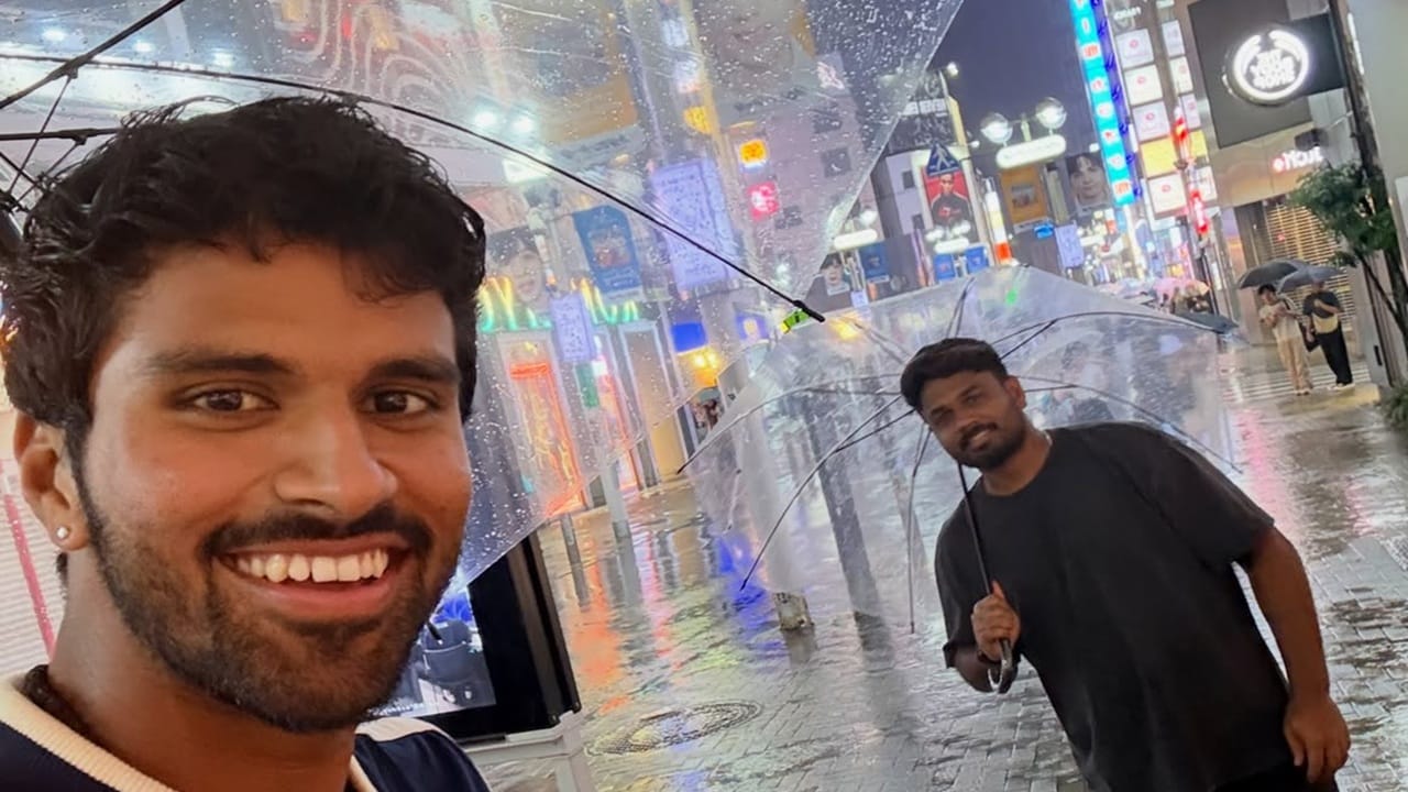 ട്രാൻസ്പരന്റ് കുടകള് കൈയില് പിടിച്ച് ഇന്ത്യന് താരങ്ങള് നടന്നത് ആരാധകരുടെ ശ്രദ്ധ പിടിച്ചുപറ്റി. സുതാര്യമായ പ്ലാസ്റ്റിക് കുടകൾ ജപ്പാനിലുടനീളം ഒഴിവാക്കാനാവാത്ത ഒരു കാഴ്ചയാണ്. ലളിതമായ ഡിസൈൻ, കുറഞ്ഞ വില, എളുപ്പത്തിലുള്ള ലഭ്യത എന്നിവയ്ക്ക് പേരുകേതാണ് ഇത്തരം കുടകള്. ജപ്പാനിലെ കടകളില് കാണുന്നതാണ് ഇത്തരം കുടകള്.