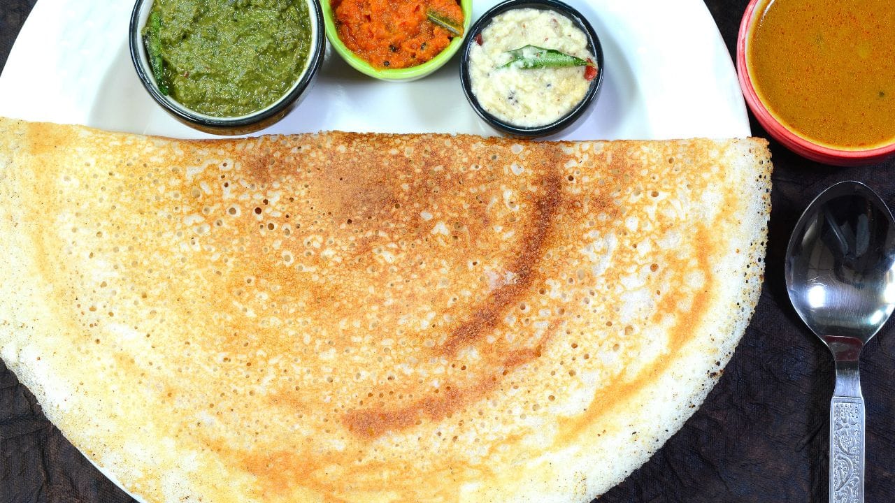 കടലപ്പരിപ്പ് അല്ലെങ്കിൽ തുവരപ്പരിപ്പ്: അരി കുതിർക്കുമ്പോൾ അതിലേക്ക് 1-2 ടേബിൾസ്പൂൺ കടലപ്പരിപ്പോ തുവരപ്പരിപ്പോ ചേർത്ത് അരയ്ക്കുന്നത് ദോശയ്ക്ക് നല്ല കട്ടിയും ക്രിസ്പി ടെക്സ്ചറും നൽകുന്നതാണ്. ദോശ പെട്ടെന്ന് കുഴഞ്ഞുപോകാതെ ഇരിക്കാൻ ഇത് വളരെ നല്ലതാണ്. ഈ ട്രിക്ക് പരീക്ഷിച്ചു നോക്കു ഉറപ്പായു നല്ല ക്രിസ്പി ദോശ വീട്ടിലുണ്ടാക്കിയെടുക്കാനാകും.