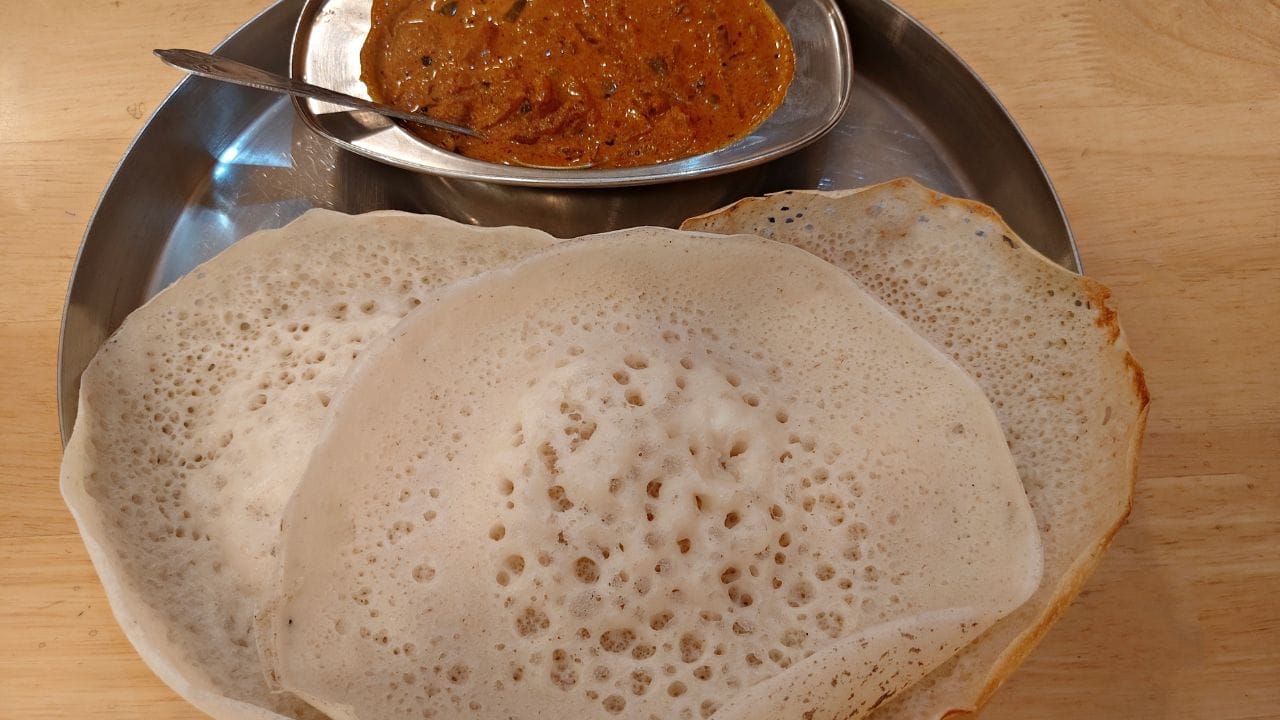 പച്ചരി കുതിർക്കുമ്പോൾ അതിനൊപ്പം ഒരു പിടി അവലോ പൊരിയോ ചേർത്ത അരച്ചെടുത്താൽ അപ്പത്തിന് അസാധ്യ മൃദുത്വം ലഭിക്കും. ചോറ് ചേർക്കുന്നതിനേക്കാൾ കൂടുതൽ പഞ്ഞി പോലുള്ള ടെക്സ്ചർ നൽകാൻ അവലിന് സാധിക്കുന്നു. അരച്ചെടുത്ത അരിമാവിൽ നിന്ന് രണ്ട് ടേബിൾസ്പൂൺ എടുത്ത് വെള്ളമൊഴിച്ച് കുറുക്കി തണുത്ത ശേഷം മാവിൽ ചേർത്ത് ഇളക്കുന്നത് അപ്പം മൃദുവാകാൻ സഹായിക്കും.