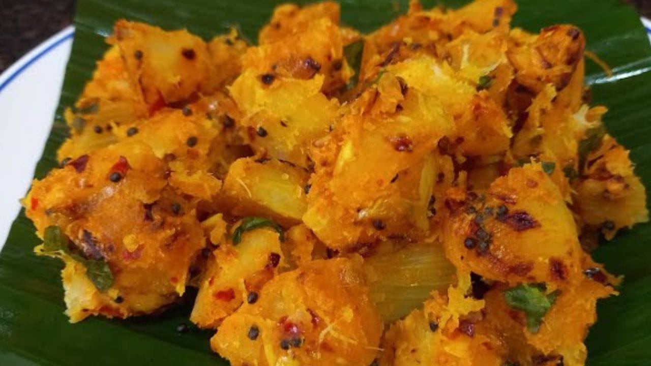 പലരും വരുത്തുന്ന വലിയൊരു തെറ്റാണ് പച്ചവെള്ളത്തിൽ കപ്പയിട്ട് വേവിക്കാൻ വെക്കുന്നത്. ആദ്യം പാത്രത്തിൽ ആവശ്യത്തിന് വെള്ളം തിളപ്പിക്കുക. വെള്ളം നന്നായി തിളച്ചുമറിയുമ്പോൾ മാത്രം കഴുകിവെച്ച കപ്പക്കഷണങ്ങൾ അതിലേക്ക് ഇടുക. കപ്പ പകുതി വേവാകുമ്പോൾ പാത്രം അടുപ്പിൽ നിന്ന് മാറ്റി അതിലെ തിളച്ച വെള്ളം വാർത്തുകളയുക. ഉടൻ തന്നെ അതിലേക്ക് നല്ല തണുത്ത വെള്ളമോ ഐസ് കട്ടകളോ ചേർക്കുക.