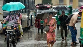 ഇന്ന് നല്ല മഴയാണേ...കുടയെടുക്കാതെ പുറത്തിറങ്ങരുത്