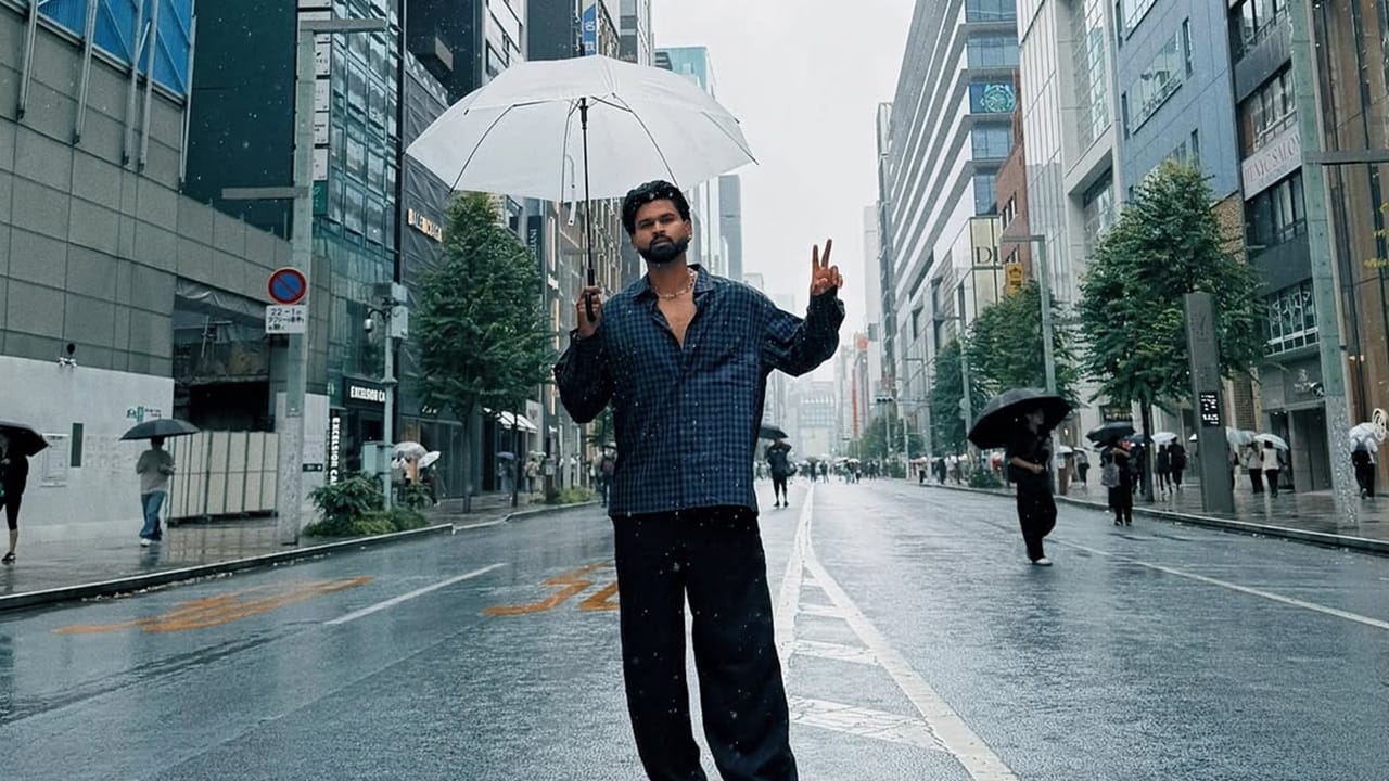 ജപ്പാനിൽ സുതാര്യമായ കുടകളുടെ ജനപ്രീതിക്ക് പതിറ്റാണ്ടുകളുടെ പഴക്കമുണ്ട്. 20-ാം നൂറ്റാണ്ടിന്റെ മധ്യത്തോടെയാണ് ആദ്യകാല മോഡലുകൾ പ്രത്യക്ഷപ്പെട്ടത്. പിന്നീട് ഇതിന്റെ ഉപയോഗം വ്യാപകമായി മാറി. ഇപ്പോള് ഇന്ത്യന് ക്രിക്കറ്റ് താരങ്ങള് ഉപയോഗിച്ചതോടെ ആരാധകര്ക്കും ഈ കുടകള് ചര്ച്ചാവിഷയമായി.