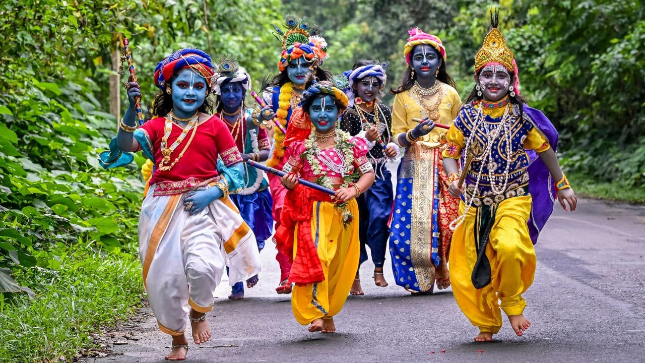 തിന്മയെ ഇല്ലാതാക്കി സ്നേഹത്തിന്റെയും ധർമ്മത്തിന്റെയും സന്ദേശം ലോകത്തിന് പകർന്നുനൽകാൻ ഭഗവാൻ അവതരിച്ച ദിവസമാണ് ശ്രീകൃഷ്ണ ജയന്തിയായി നാം ആഘോഷിക്കുന്നത്. ചിങ്ങമാസത്തിലെ കറുത്തപക്ഷ അഷ്ടമിയും രോഹിണി നക്ഷത്രവും ഒത്തുചേരുന്ന ഈ ദിനത്തിൽ നാടെങ്ങും വർണ്ണാഭമായ ശോഭായാത്രകളും, ഉണ്ണിക്കണ്ണന്മാരുടെ ലീലകളും, നാമജപങ്ങളും അരങ്ങേറും. ഇക്കൊല്ലത്തെ ശ്രീ കൃഷ്ണ ജയന്തി വന്നിരിക്കുന്നത് സെപ്റ്റംബർ നാല് വെള്ളിയാഴ്ച്ചയാണ്. (​Image Credit Source: PTI)
