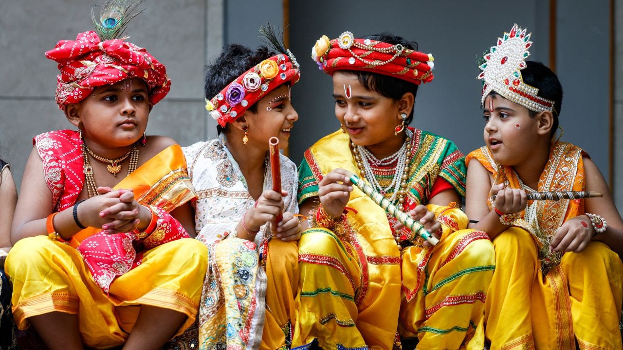 കണ്ണന്റെ ഓടക്കുഴൽ നാദം പോലെ നിങ്ങളുടെ ജീവിതവും മധുരമുള്ളതായി തീരട്ടെ... ഏവർക്കും ഹൃദയം നിറഞ്ഞ ശ്രീകൃഷ്ണ ജയന്തി ആശംസകൾ, രാധാഗോപന്മാരുടെ സ്നേഹവും കണ്ണന്റെ അനുഗ്രഹവും എന്നും നിങ്ങളോടൊപ്പം ഉണ്ടാകട്ടെ. ശ്രീകൃഷ്ണ ജയന്തി ആശംസകൾ, ജീവിതത്തിലെ എല്ലാ വിഷമങ്ങളും അകന്ന്, ഐശ്വര്യവും സമാധാനവും നിറയുന്ന നല്ലൊരു ദിവസമാകട്ടെ അഷ്ടമി രോഹിണി ആശംസകൾ.