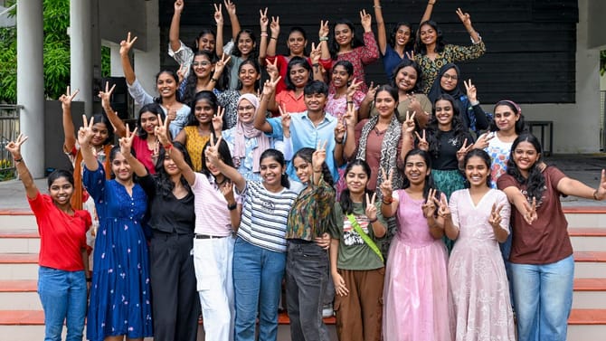 സ്‌കൂളില്‍ പോകേണ്ടാ...അവധിയാണ് മക്കളേ; വീട്ടിലിരിക്കാം ആഘോഷിക്കാം