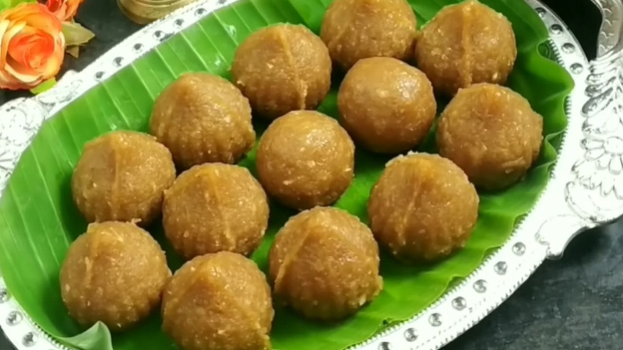 ഒരു പാത്രത്തിൽ ശർക്കരയും വെള്ളവും ചേർത്ത് തിളപ്പിച്ച് അരിച്ചെടുക്കുക അരിച്ചെടുത്ത ഈ ശർക്കര വെള്ളം വീണ്ടും പാത്രത്തിലൊഴിച്ച് തിളപ്പിക്കുക. ഇതിലേക്ക് നെയ്യ്, ഏലക്കാപ്പൊടി, തേങ്ങ ചിരകിയത് എന്നിവ ചേർക്കുക.