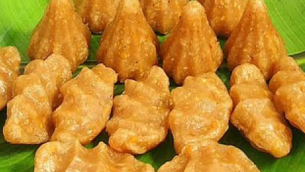 ഇതിനായി അരിപ്പൊടി ഒരു കപ്പ്, ശർക്കര(3/4 കപ്പ് ), തേങ്ങ ചിരകിയത് അരക്കപ്പ്, ഏലക്കാപ്പൊടി ആവശ്യത്തിന് നെയ്യ് ഒരു സ്പൂൺ വെള്ളം എന്നിവയാണ് ആവശ്യം. ഇത് തയ്യാറാക്കുന്നതിന് ആദ്യം ശർക്കരപ്പാനി തയ്യാറാക്കണം.