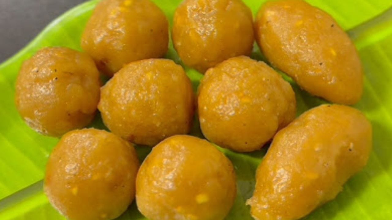 മാവ് ചൂടാറിയശേഷം കൈയിൽ അല്പം നെയ്യോ വെള്ളമോ തടവുക. തുടർന്ന് ചെറിയ ഉരുളകളാക്കി കൈപ്പത്തിയിൽ വച്ച് അമർത്തി പിടി അല്ലെങ്കിൽ ഫിംഗർ പ്രിന്റ് രൂപം വരുത്തിയെടുക്കുക. ചിലർ ഒരു കിഴി പോലെയും എടുക്കാറുണ്ട്.