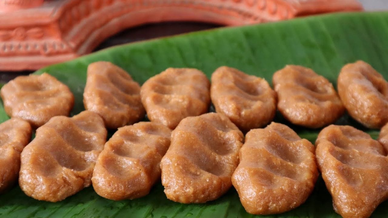 ആവിയിൽ വേവിക്കലാണ് അടുത്തതായി ചെയ്യേണ്ടത്. ഇതിനായി തയ്യാറാക്കി വെച്ച കൊഴുക്കട്ടകൾ ആവി കേറുന്ന പാത്രത്തിൽ അതായത് ഇഡ്ഡലി പാത്രത്തിൽ വെച്ച് 10 മിനിറ്റ് ആവിയിൽ വേവിച്ചെടുക്കുക സുഗന്ധമുള്ള സ്വാദിഷ്ടമായ മധുരമുള്ള പിടികൊഴുക്കട്ട തയ്യാർ.