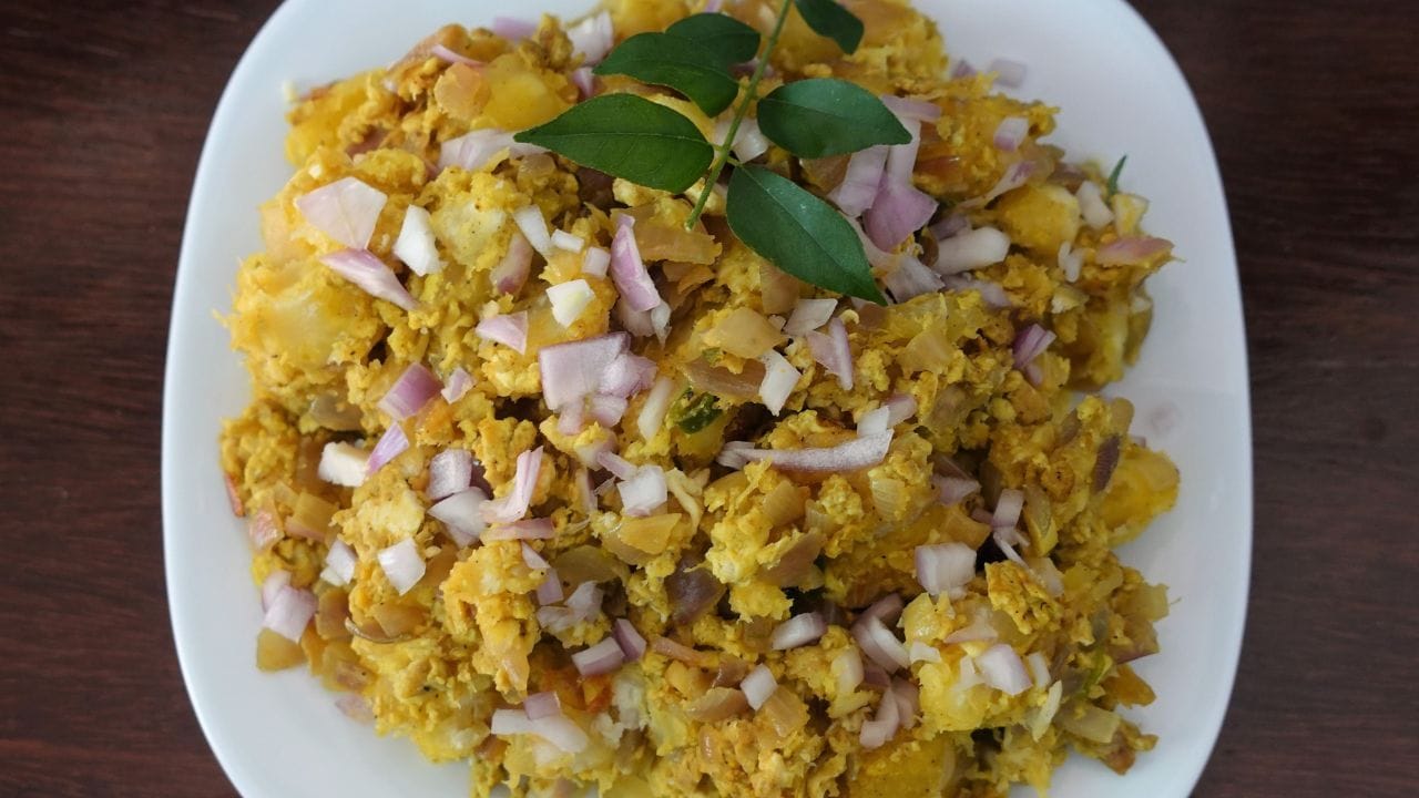 എങ്കിൽ ഇനിയാരും കപ്പ വേകുന്നില്ലെന്ന് പരാതി പറയരുത്. കപ്പ പഞ്ഞിപോലെ മൃദുവായി, കൃത്യമായ വേവിൽ തയ്യാറാക്കിയെടുക്കാനുള്ള ചില എളുപ്പവഴികളും ട്രിക്കുകളും നമുക്ക് നോക്കാം. ചില സമയങ്ങളിൽ കടകളിൽ നിന്ന് വാങ്ങുന്ന കപ്പ അഥവ മരച്ചീനി എത്ര വെള്ളത്തിലിട്ട് തിളപ്പിച്ചാലും കല്ലുപോലെ വേവാതെ നിൽക്കാറുണ്ട്. കടുപ്പമുള്ള കപ്പ പോലും വെണ്ണപോലെ വെന്തുകിട്ടാൻ പാചകം ചെയ്യുമ്പോൾ അറിയേണ്ട കാര്യങ്ങൾ ഇതാ.