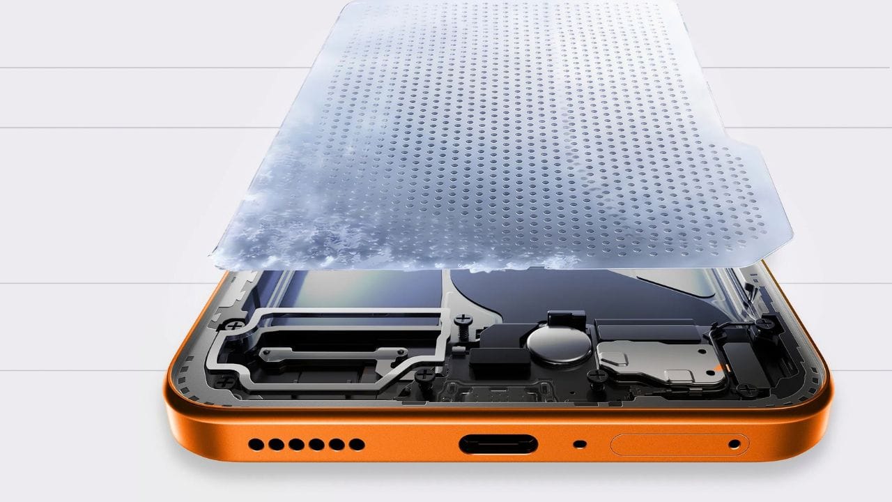   2.4GHz ഒക്ട കോർ മീഡിയടെക് ഡൈമെൻസിറ്റി 7100 6nm പ്രൊസസർ ആണ് പോവ 8 5ജിക്ക് കരുത്ത് പകരുന്നത്.  ക്യാമറകളുടെ കാര്യമെടുത്താൽ ഡ്യുവൽ റിയർ ക്യാമറ സജ്ജീകരണമാണ് ഇതിലുള്ളത്. സോണി LYT-600 സെൻസറുള്ള 50MP മെയിൻ ക്യാമറ (f/1.8 അപ്പേർച്ചർ, LED ഫ്ലാഷ്, 2K 30fps വീഡിയോ റെക്കോർഡിംഗ്) ഇതിലടങ്ങുന്നു. സെൽഫിക്കും വീഡിയോ കോളുകൾക്കുമായി 13MP ഫ്രണ്ട് ക്യാമറയും (f/2.2 അപ്പേർച്ചർ, 2K 30fps വീഡിയോ റെക്കോർഡിംഗ്) ഉണ്ട്. 