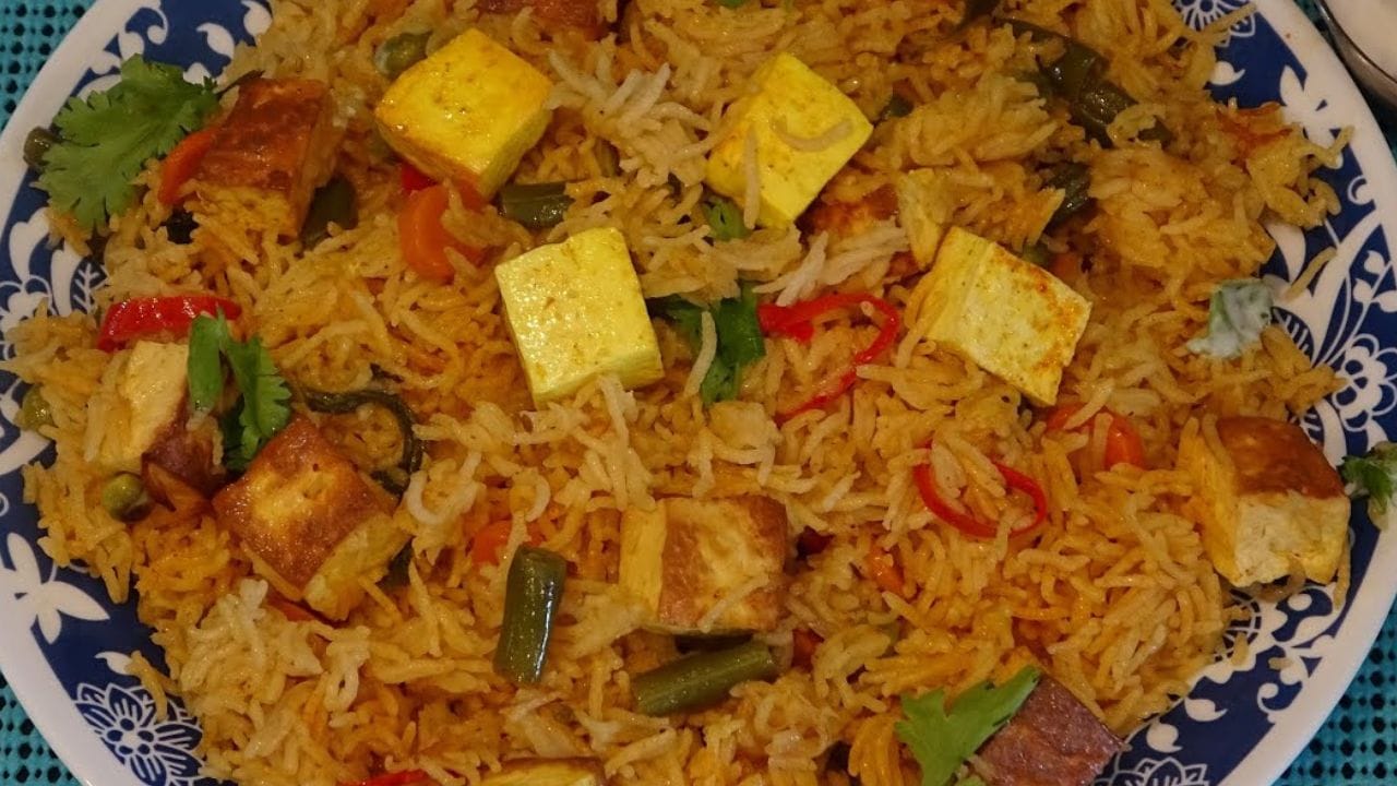 അരി ഏതായാലും അതൊരു മൂന്ന് കപ്പ് എടുത്ത് വെള്ളത്തിൽ കഴുകി കുതിർക്കാനായി വയ്ക്കുക.ശേഷം കുക്കറിൽ എണ്ണയും നെയ്യും ചൂടാക്കി അരച്ചുവച്ച ഉള്ളി ഇഞ്ചി പേസ്റ്റും അൽപ്പം ഉപ്പും ചേർത്ത് പച്ചമണം മാറുന്നത് വരെ നന്നായി വഴറ്റിക്കുക. ഇതിലേക്ക് തയ്യാറാക്കി വെച്ച ബിരിയാണി മസാലപ്പൊടി ചേർക്കുക.