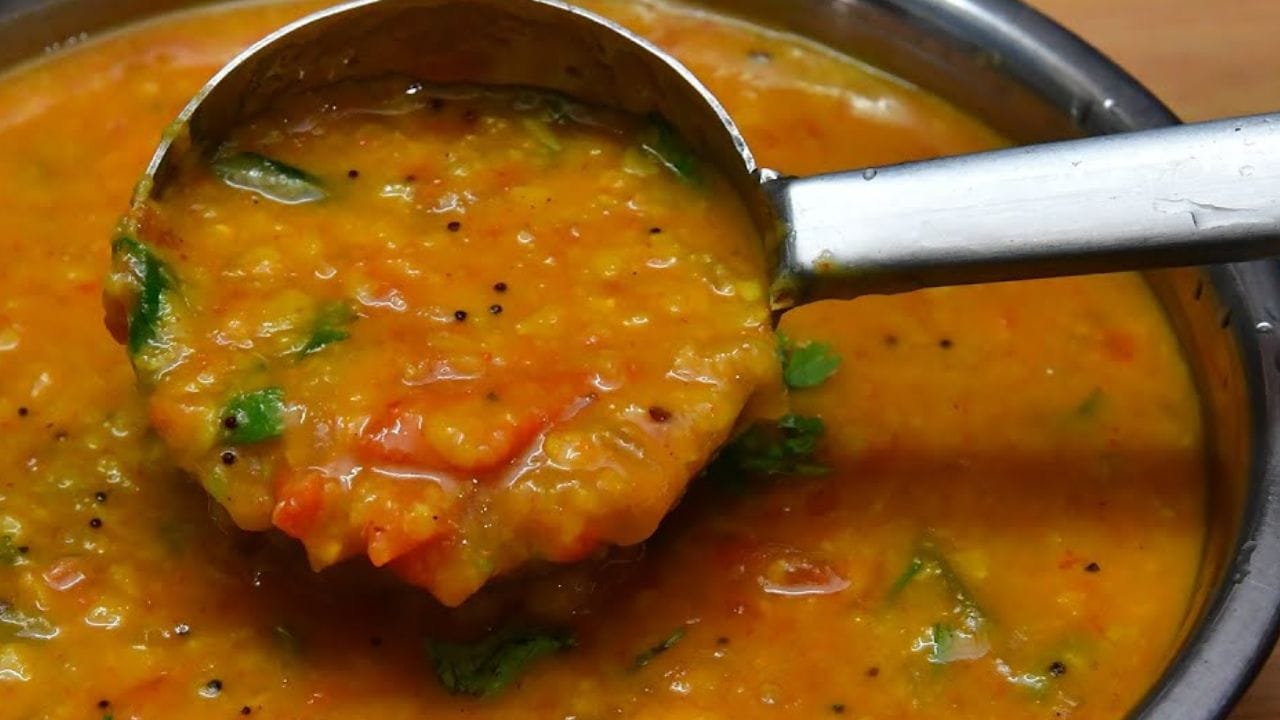 ഇനി ഒരു പാനിൽ എണ്ണ ചൂടാക്കി കടുകും കായവും താളിച്ച ശേഷം അരിഞ്ഞ ഉള്ളി, കറിവേപ്പില, പച്ചമുളക്, ആവശ്യത്തിന് ഉപ്പ്, എന്നിവ ചേർക്കുക. പുള്ളി കണ്ണാടി പരുവത്തിൽ മൃദുവായി വഴറ്റിയെടുക്കണം അതിനുശേഷം നാല് പഴുത്ത തക്കാളി കഷണങ്ങളാക്കിയത് ചേർത്ത് മൂടിവച്ച് മൂന്നു മിനിറ്റ് വേവിക്കുക. തക്കാളി വെന്തു ഉടഞ്ഞശേഷം സാമ്പാർ പൊടിയും ശർക്കരയും ആവശ്യത്തിന് വെള്ളവും ചേർത്ത് നന്നായി തിളപ്പിക്കുക.