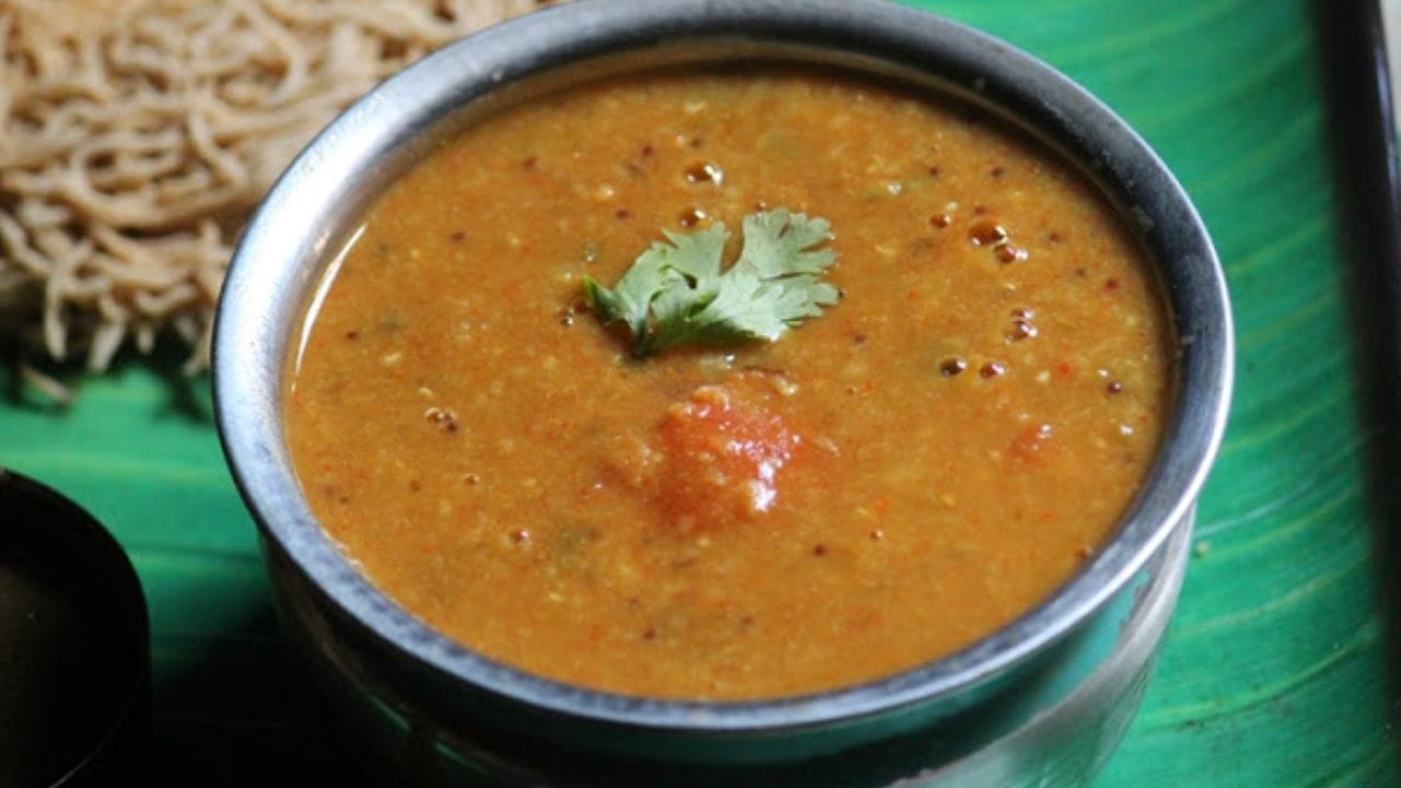 ഇതിനായി ആദ്യം സാമ്പാറിന് ആവശ്യമായ പരിപ്പ് വേവിച്ചെടുക്കുക. അതിനായി കഴുകി വൃത്തിയാക്കിയ പരിപ്പിലേക്ക് രണ്ടര കപ്പ് വെള്ളവും കാൽ ടീസ്പൂൺ മഞ്ഞൾപ്പൊടിയും ചേർത്ത് നന്നായി ഇളക്കുക. ശേഷം കുക്കർ അടച്ച് സ്റ്റൗവിൽ വച്ച് മീഡിയം തീയിൽ മൂന്നു വിസിൽ വരുന്നതുവരെ വേവിച്ചെടുത്ത മാറ്റിവെക്കുക.