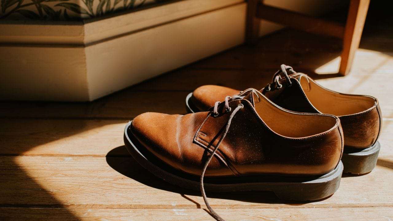 ഷൂസിന്റെ അടിയിലെ വരമ്പുകളിൽ ചെളിയും ചെറിയ കല്ലുകളും കുടുങ്ങിയിട്ടുണ്ടാകും. സോപ്പു വെള്ളത്തിൽ ടൂത്ത് ബ്രഷ് മുക്കി ഉരച്ചാൽ ഷൂസിന്റെ അടിഭാഗം എളുപ്പത്തിൽ വൃത്തിയാക്കാം. കൂടാതെ, സ്നീക്കേഴ്സിന്റെ വശങ്ങളിലെ വെളുത്ത റബ്ബർ ഭാഗത്തെ കറകൾ കളയാൻ ബേക്കിംഗ് സോഡ പേസ്റ്റും ബ്രഷും ഉപയോഗിക്കാം.