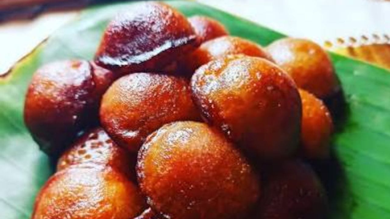 ഇതിനായി ഒരു കപ്പ് പച്ചരി 3-4 മണിക്കൂർ വെള്ളത്തിൽ കുതിർത്തു വെച്ച ശേഷം വെള്ളം നന്നായി ഊറ്റി കളയുക. ശേഷം 200 ഗ്രാം ശർക്കര അല്പം വെള്ളം ഒഴിച്ച് ചൂടാക്കി അരിച്ചെടുത്ത് തണുക്കാൻ വയ്ക്കുക.