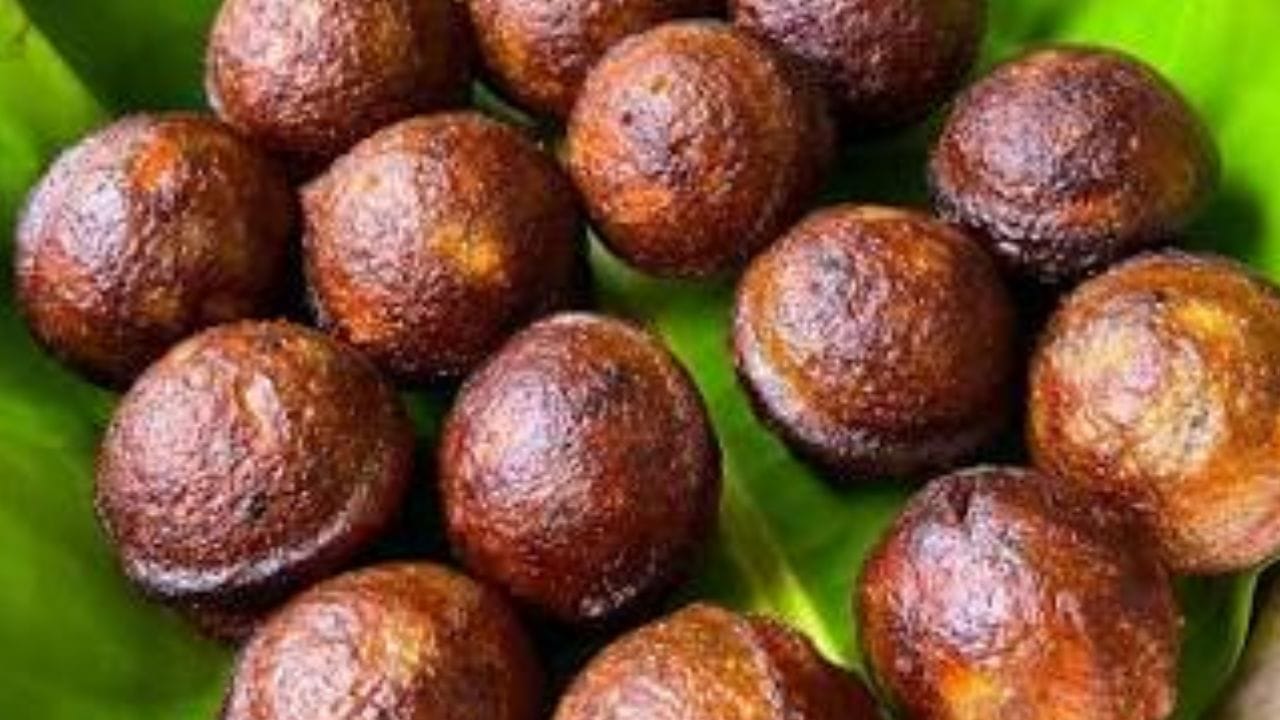 കുതിർത്തുവെച്ച പച്ചരിയിലേക്ക് ശർക്കരപ്പാനി, ഒരു ചെറിയ പഴം അത് ഞാലിപ്പൂവനോ അല്ലെങ്കിൽ പാളയംകോടനോ ആകാം. കൂടാതെ രണ്ട് ഏലക്ക എന്നിവ ചേർത്ത് മിക്സിയിൽ നന്നായി അരച്ചെടുക്കുക.
