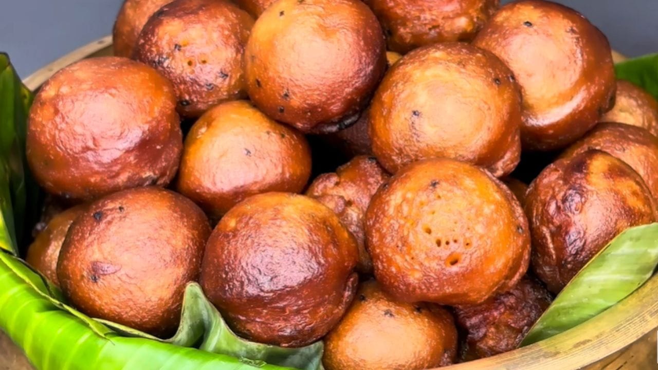 ശേഷം ഉണ്ണിയപ്പം ചട്ടിയിൽ വെളിച്ചെണ്ണയോ നെയ്യോ ഒഴിച്ച് ചൂടാകുമ്പോൾ മാവ് ഓരോ കുഴിയിലും ഒഴിച്ച് ചെറിയ തീയിൽ ഇരുവശവും നല്ല സ്വർണ നിറമാകുന്നതുവരെ വറുത്തെടുക്കുക രുചികരമായ ഉണ്ണിയപ്പം തയ്യാർ.
