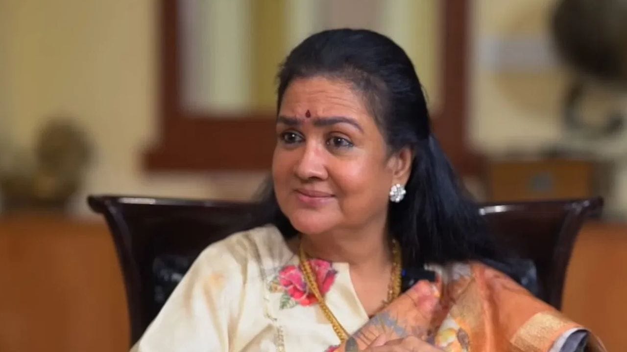 മലയാളികളുടെ എക്കാലത്തേയും പ്രിയപ്പെട്ട നടിയാണ് ഉർവശി. അന്നും ഇന്നും ലേഡീസ് സൂപ്പർസ്റ്റാർ. ഹാസ്യമായാലും സ്വഭാവ കഥാപാത്രമായാലും ഉർവശിയിൽ എല്ലാം ഭദ്രമാണ്. അതിനാൽ തന്നെ ഇപ്പോഴും ഉർവശിയുടെ സിനിമകൾ ആളുകൾ മടുപ്പില്ലാതെ സ്നേഹപൂർവ്വം സ്വീകരിക്കുകയും ചെയ്യുന്നു.(IMAGE CREDIT SOURCE:SOCIAL MEDIA)