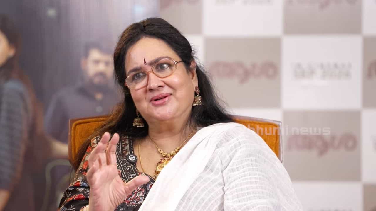 “അന്നും സ്റ്റാർ അവളാണ്”; കൽപ്പനയുടെ പഴയ കുസൃതികൾ ഓർത്തെടുത്ത് ഉർവ്വശി