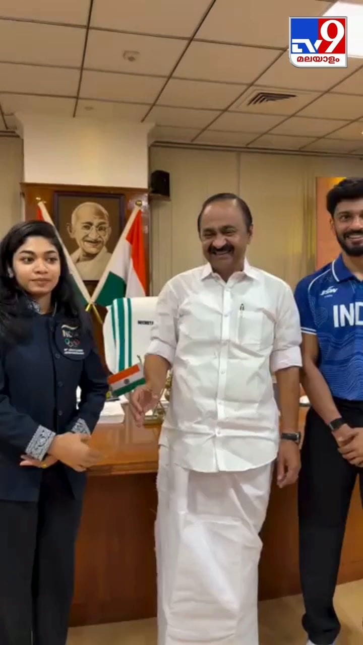 ഏഷ്യൻ ഗെയിംസിൽ മെഡൽ നേടിയ വിദർഷയും അർജുനും മുഖ്യമന്ത്രിക്കൊപ്പം