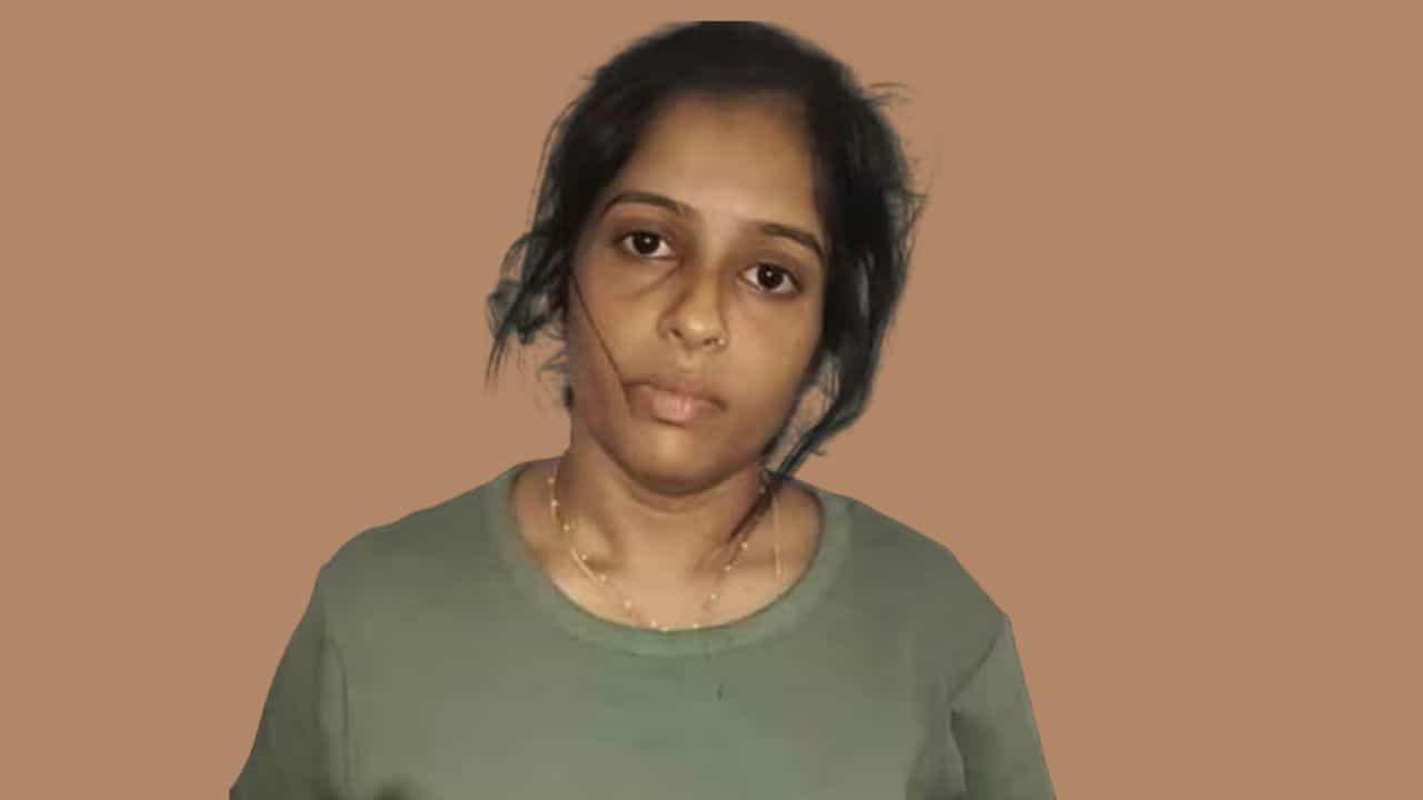 Vadakara MDMA Case: വടകര എംഡിഎംഎ കേസ് പ്രതി കീർത്തനയ്ക്ക് കുത്തേറ്റു, സംഭവം പോലീസ് സ്റ്റേഷനു മുന്നിൽ വച്ച് Vadakara MDMA Case: വടകര എംഡിഎംഎ കേസ് പ്രതി കീർത്തനയ്ക്ക് കുത്തേറ്റു, സംഭവം പോലീസ് സ്റ്റേഷനു മുന്നിൽ വച്ച്