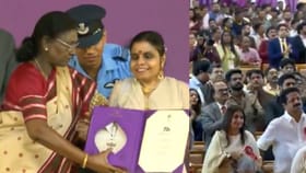 എഴുന്നേറ്റ് നിന്ന് ആദരിച്ച് വേദി, മികച്ച ​ഗാ​യികയ്ക്കുള്ള ദേശീയ