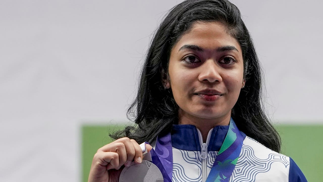 മനോജ്കുമാറാണ് പരിശീലകന്. ഭര്ത്താവ് മനു എസ് രവി, മറ്റ് കുടുംബാംഗങ്ങള് എന്നിവരുടെ പിന്തുണയാണ് വിദര്ശയുടെ കരുത്ത്. ഇതിന് മുമ്പ് ദേശീയ മത്സരങ്ങളില് താരം നിരവധി മെഡലുകള് നേടിയിട്ടുണ്ട്. പ്രഥമ കേരള ഒളിമ്പിക്സിലും മെഡല് നേടിയിരുന്നു.