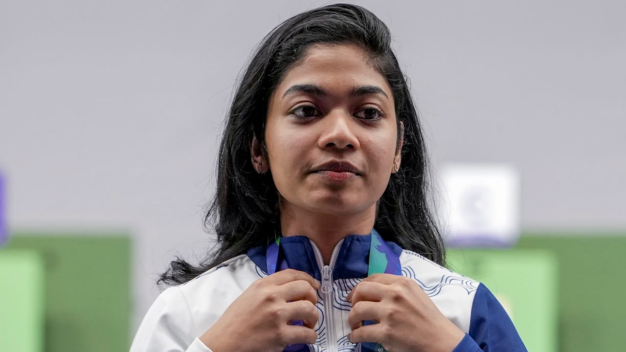 ജപ്പാനില് നടക്കുന്ന ഏഷ്യന് ഗെയിംസില് മലയാളി താരം വിദര്ശ കെ വിനോദിന് ചരിത്രനേട്ടം. വനിതകളുടെ 50 മീറ്റര് റൈഫിള് 3 പൊസിഷനില് താരം വെള്ളി മെഡല് നേടി. 10 മീറ്റര് എയര് റൈഫിള് ടീം ഇനത്തിലും വിദര്ശ നേരത്തെ വെള്ളി സ്വന്തമാക്കിയിരുന്നു. ഏഷ്യന് ഗെയിംസ് ഷൂട്ടിങില് ആദ്യമായി മെഡല് നേടുന്ന മലയാളി താരമാണ് വിദര്ശ (Image Credit Source: PTI).