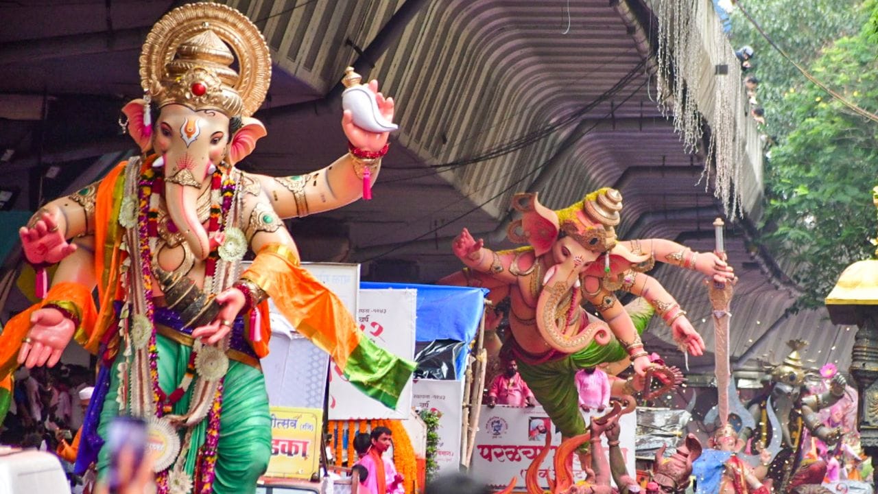 വിഘ്നേശ്വരൻ നിങ്ങളുടെ പാതയിലെ എല്ലാ തടസ്സങ്ങളും നീക്കി പുതിയ അവസരങ്ങൾ കൊണ്ട് നിങ്ങളുടെ ജീവിതം നിറയ്ക്കട്ടെ ഗണേശ ചതുർത്ഥി ആശംസകൾ, ഗണേശ ഭഗവാന് നിങ്ങളുടെ മനസ്സിനെ ജ്ഞാനവും ഹൃദയത്തിന് സമാധാനവും നിങ്ങളുടെ വീടിന് സമൃദ്ധിയും നൽകട്ടെ ആശംസകൾ.