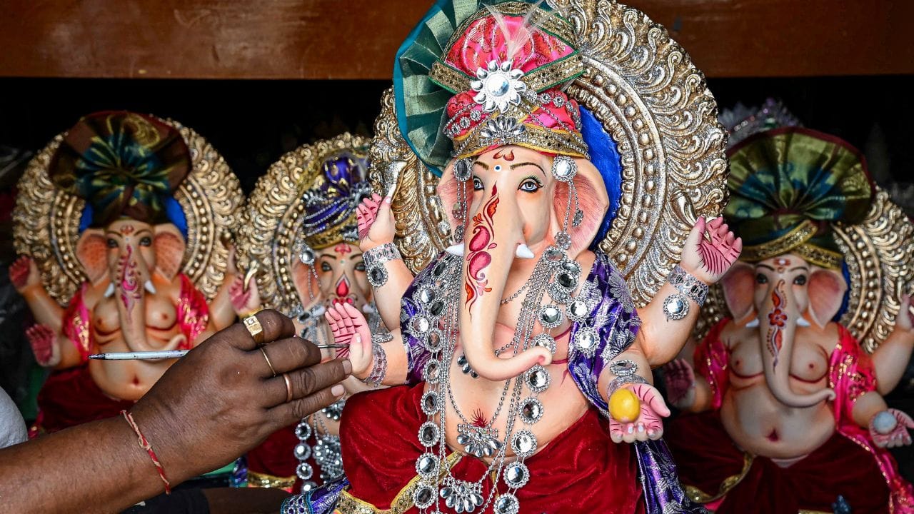 അത്തരത്തിൽ ഈ വർഷത്തെ വിനായക ചതുർത്ഥി വരുന്നത് സെപ്റ്റംബർ 15 ചൊവ്വാഴ്ചയാണ്. ജ്യോതിഷപരമായി അതി വിശിഷ്ടമായ ഒരു ദിവസമായാണ് ഇതിനെ കണക്കാക്കുന്നത് പല ഗ്രഹ സംക്രമണങ്ങളും സംയോജനങ്ങളും നടക്കുന്നു. ഇത് പ്രധാനമായും എല്ലാ രാശികളുടെയും ജീവിതത്തിൽ വലിയ രീതിയിലുള്ള മാറ്റങ്ങൾക്ക് കാരണമാകും. അതിൽ മൂന്നു രാശിക്കാർക്ക് വലിയ നേട്ടങ്ങൾ ഉണ്ടാകും ആ രാശികൾ ആരൊക്കെ എന്നു നോക്കാം.