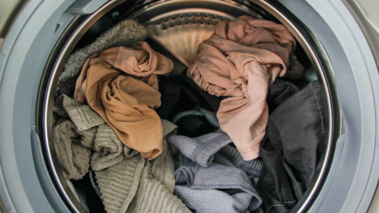 Washing Tips: തുണികളുടെ നിറം പെട്ടെന്ന് പോകുന്നുണ്ടോ?; വസ്ത്രങ്ങൾ കഴുകുമ്പോൾ ഈ തെറ്റുകൾ ചെയ്യരുത്