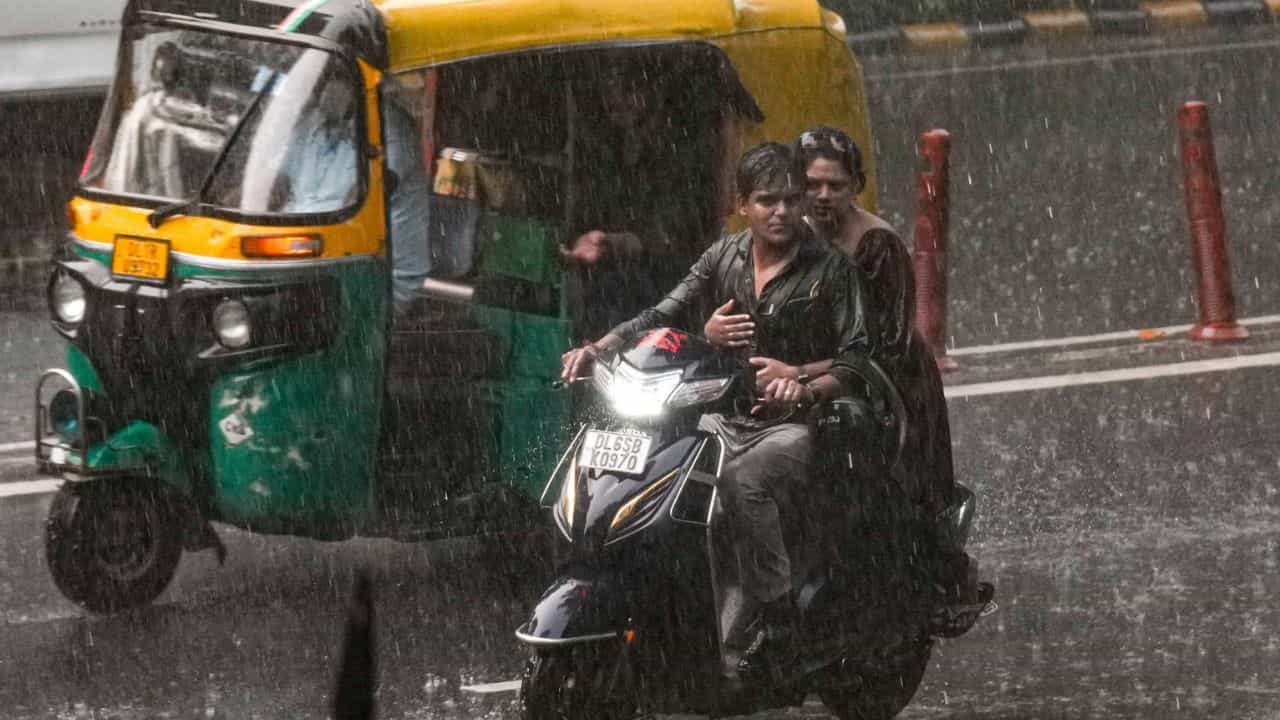 Kerala Weather Update: സംസ്ഥാനത്ത് മഴ നാളെ മുതൽ? മുന്നറിയിപ്പുകളും കാലാവസ്ഥ പ്രവചനവും Kerala Weather Update: സംസ്ഥാനത്ത് മഴ നാളെ മുതൽ? മുന്നറിയിപ്പുകളും കാലാവസ്ഥ പ്രവചനവും