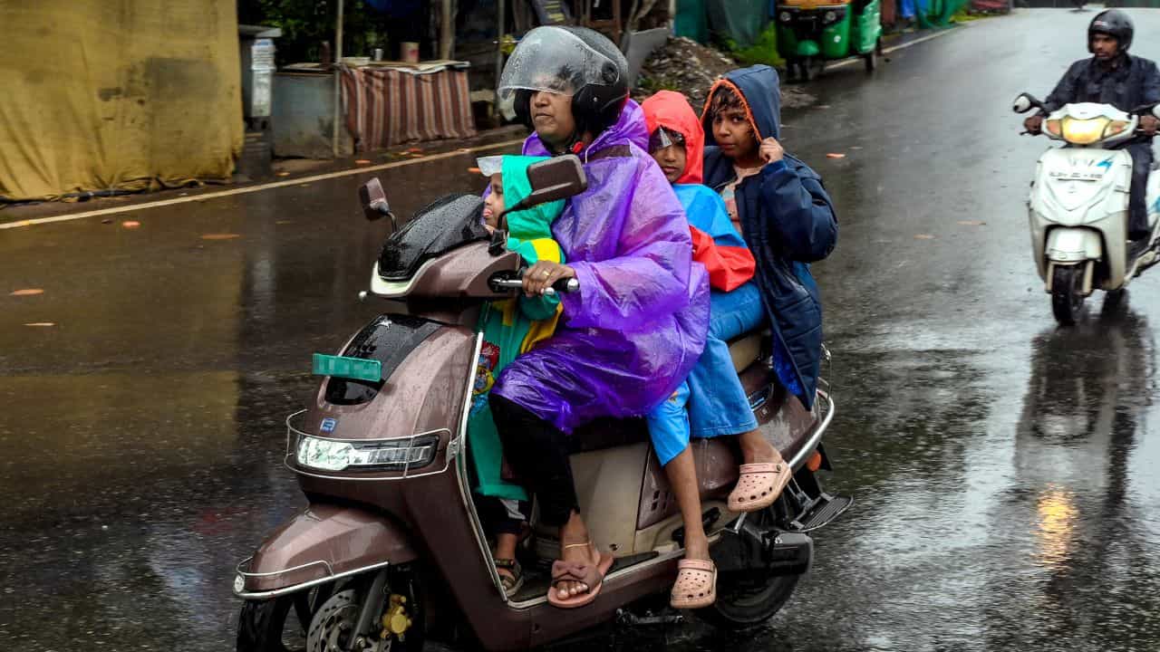 Kerala Weather Update: സംസ്ഥാനത്ത് ഇടിമിന്നലോട് കൂടി മഴ വരുന്നു; ഉച്ചത്തിരിഞ്ഞ് ഈ ജില്ലകളിൽ മുന്നറിയിപ്പ് Kerala Weather Update: സംസ്ഥാനത്ത് ഇടിമിന്നലോട് കൂടി മഴ വരുന്നു; ഉച്ചത്തിരിഞ്ഞ് ഈ ജില്ലകളിൽ മുന്നറിയിപ്പ്
