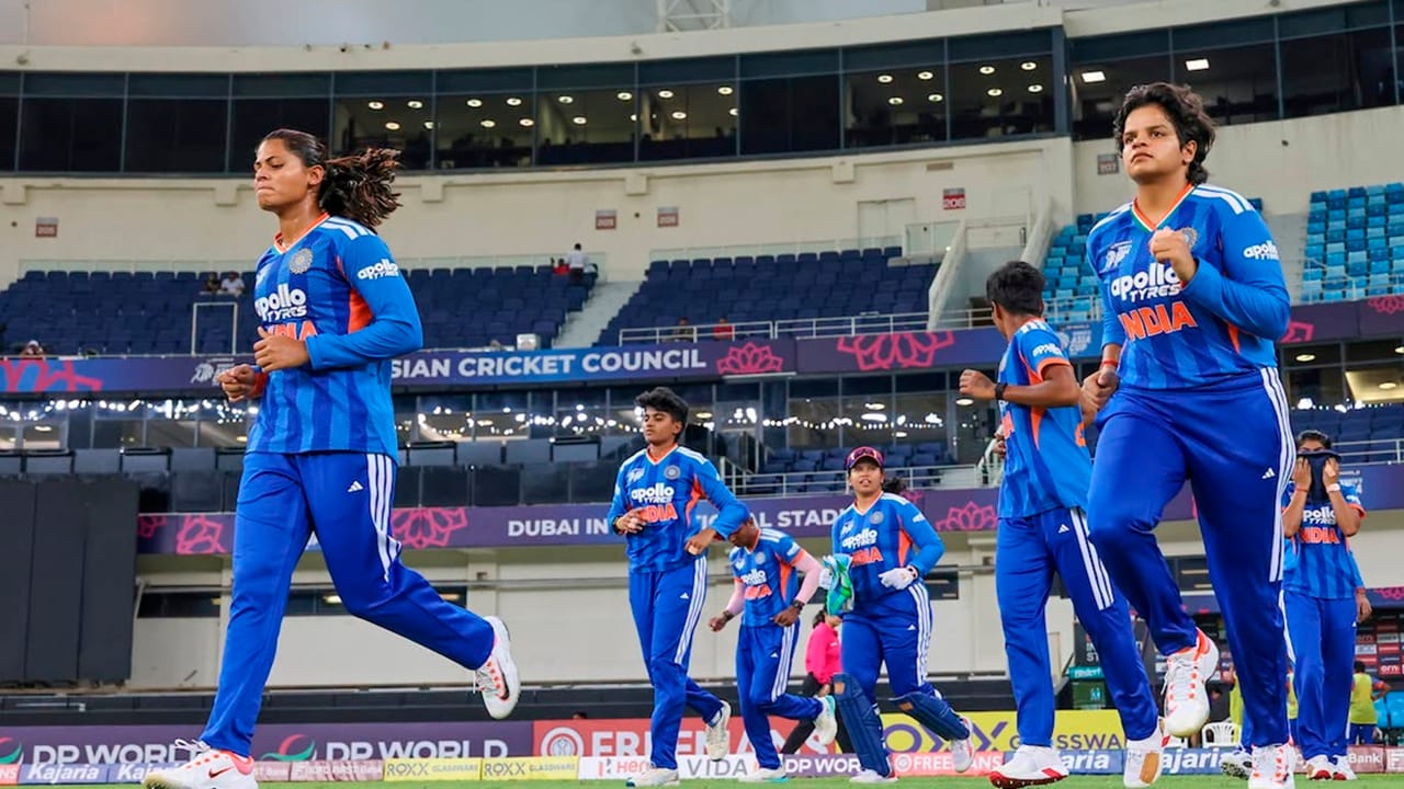 വനിതാ ഏഷ്യാ കപ്പില്‍ നാളെ ഇന്ത്യ-പാക് പോരാട്ടം. ഗ്രൂപ്പ് ഘട്ടത്തിലെ രണ്ട് മത്സരങ്ങളും ജയിച്ച ഇന്ത്യ സെമി ഫൈനലില്‍ പ്രവേശിച്ചിരുന്നു. ആദ്യ മത്സരത്തില്‍ ഇന്ത്യ തായ്‌ലന്‍ഡിനെ തോല്‍പിച്ചിരുന്നു. രണ്ടാമത്തേതില്‍ ഹോങ്കോങിനെയും തകര്‍ത്തു (Image Credit Source: Indian Cricket Team Facebook).