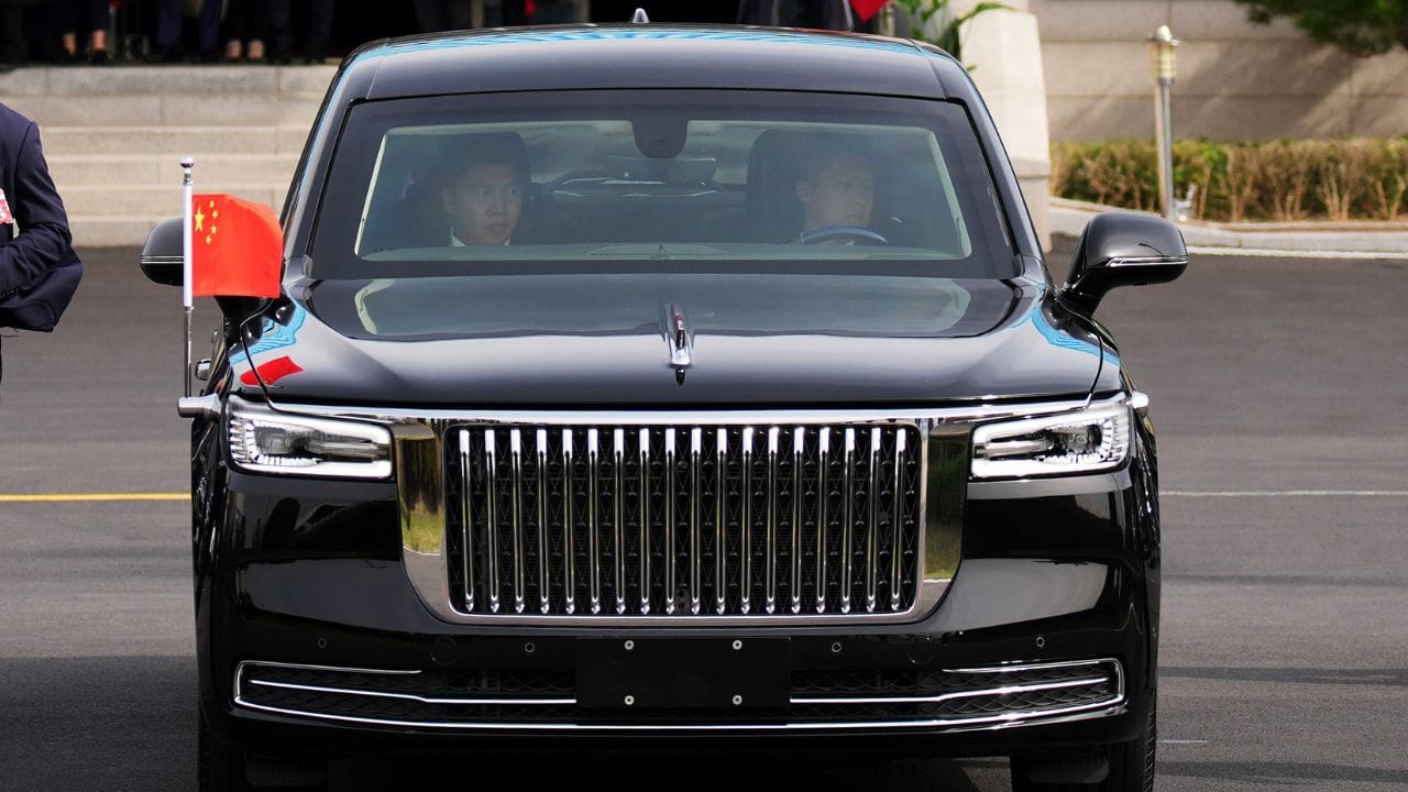 ക്രോം ലൈനുകളോട് കൂടിയ മുന്നിലെ ഗ്രീല്ലാണ് ഏറ്റവും ശ്രദ്ധേയം. ക്രോം വിൻഡോ ബോർഡറുകൾ, വലിയ ബി-പില്ലറുകൾ, ലളിതവും എന്നാൽ മനോഹരവുമായ എൽഇഡി ഹെഡ് ടെയിൽ ലാമ്പുകൾ എന്നിവ വാഹനത്തിന്റെ രൂപഭംഗി വർദ്ധിപ്പിക്കുന്നു. ആധുനിക ആഡംബര കാറുകളിൽ കാണപ്പെടുന്ന ഡിസൈൻ ശൈലികൾക്ക് പകരം, അധികാരവും ഗാംഭീര്യവും പ്രകടമാക്കുന്ന രീതിയിയാണ് കമ്പനി അവലംബിച്ചിരിക്കുന്നത്.