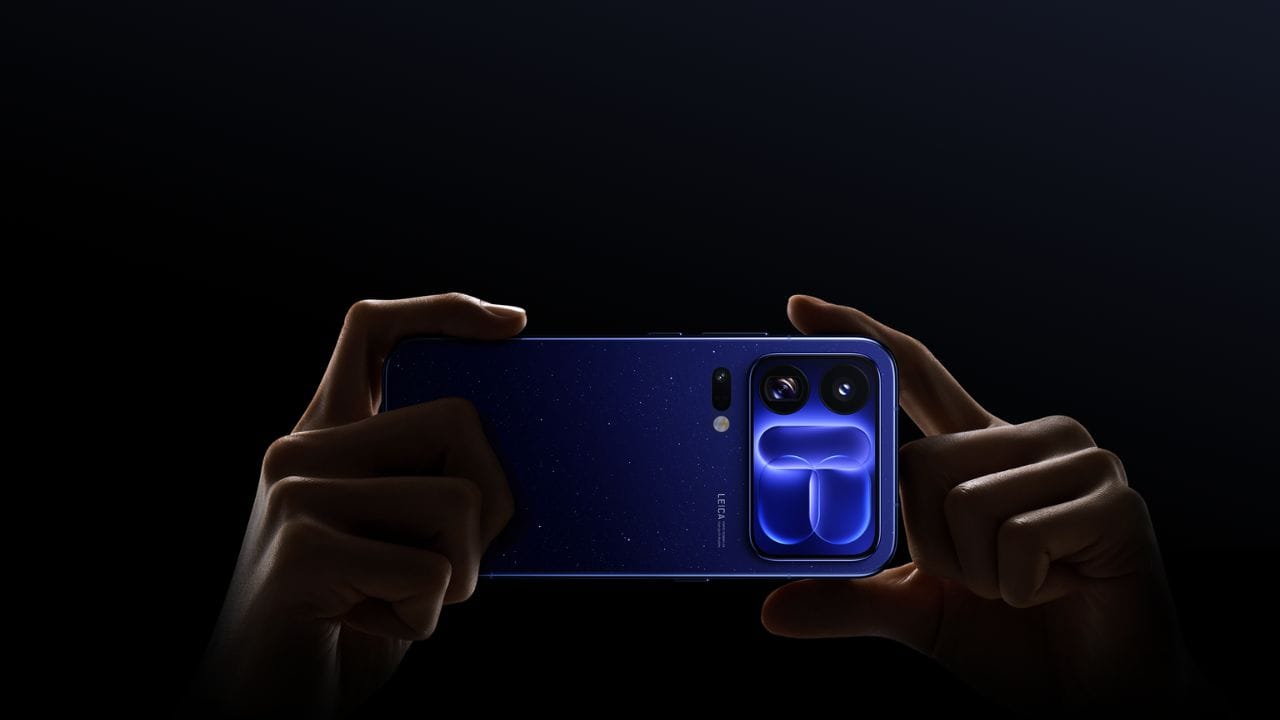 ക്യാമറ: 200MP മെയിൻ ക്യാമറ (1/1.31″ Light Fusion 960 സെൻസർ, f/1.67 അപ്പേർച്ചർ, Hyper OIS, LED ഫ്ലാഷ്, ലെയ്ക്ക Summilux ലെൻസ്), 50MP Leica അൾട്രാ-വൈഡ് ആംഗിൾ ലെൻസ് (102° ഫീൽഡ് ഓഫ് വ്യൂ, f/2.4 അപ്പേർച്ചർ, 5cm മാക്രോ), 200MP 5X Infinity Leica പെരിസ്കോപ്പ് ടെലിഫോട്ടോ ക്യാമറ (f/2.4 അപ്പേർച്ചർ, 12cm ടെലിമാക്രോ, OIS, 8K വീഡിയോ റെക്കോർഡിംഗ്, 4K 120fps റെക്കോർഡിംഗ്) എന്നിവ അ‌ടങ്ങുന്ന ട്രിപ്പിൾ റിയർ ക്യാമറ സജ്ജീകരണവും 50MP ഫ്രണ്ട് ക്യാമറയും (f/2.2 അപ്പേർച്ചർ, 4K 60 fps വീഡിയോ റെക്കോർഡിംഗ്) ഇതിലുണ്ട്.