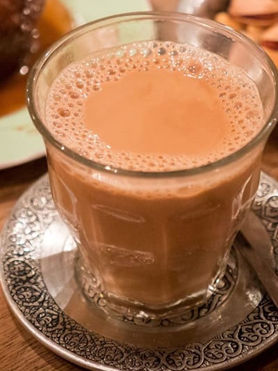 വൈറൽ കാരമൽ ചായ വീട്ടിൽ എങ്ങനെ ഉണ്ടാക്കാം