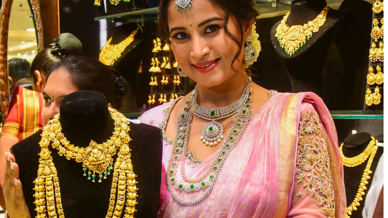 Kerala Gold Rate: സ്വർണം വാങ്ങിച്ചോ, വില കുറഞ്ഞിട്ടുണ്ട്; ഇന്നത്തെ നിരക്ക് Kerala Gold Rate: സ്വർണം വാങ്ങിച്ചോ, വില കുറഞ്ഞിട്ടുണ്ട്; ഇന്നത്തെ നിരക്ക്