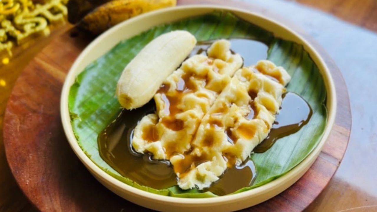 തനി നാടൻ വിഭവങ്ങൾ ഇന്ന് പലർക്കും ഒരു ഓർമ്മ മാത്രമാണ്. പണ്ടുകാലത്ത് മുത്തശ്ശിമാർ വീട്ടിലുണ്ടാക്കി തന്നിരുന്ന പല പലഹാരങ്ങൾ ഒന്ന് കഴിക്കാൻ വേണ്ടി ധാരാളം ആളുകൾ കൊതിക്കുന്നുണ്ട്. എന്നാൽ പരമ്പരാഗത രീതികളെ സ്നേഹിക്കുന്ന പുതു തലമുറയ്ക്ക് കേട്ടുപരിചയമുള്ള ഒരു പരഹാരമായിരിക്കണം പഴം പാനി. പ്രായമുള്ള പഴയ തലമുറയ്ക്ക് മാത്രം അറിയാവുന്ന ഇതിൻ്റെ രഹസ്യക്കൂട്ട് നമുക്ക് നോക്കാം. പഴ പാനി വീട്ടിൽ തന്നെ തയ്യാറാക്കാൻ ഇതാ റെസിപ്പി. (Image Credit Source: Social Media)